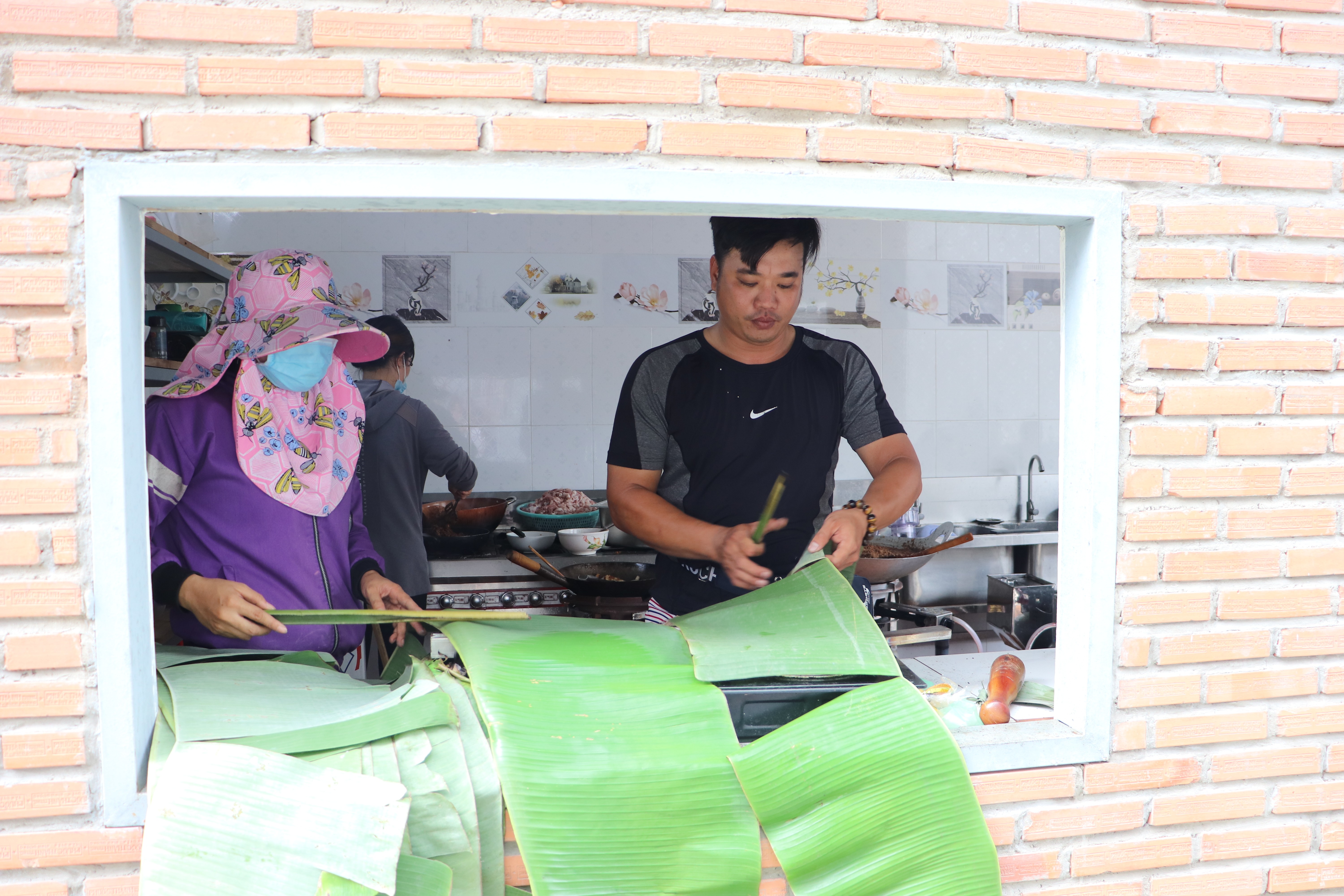 Tin nhanh - Chị em quên ngày lễ để gói bánh gửi đống bào miền Trung (Hình 4).