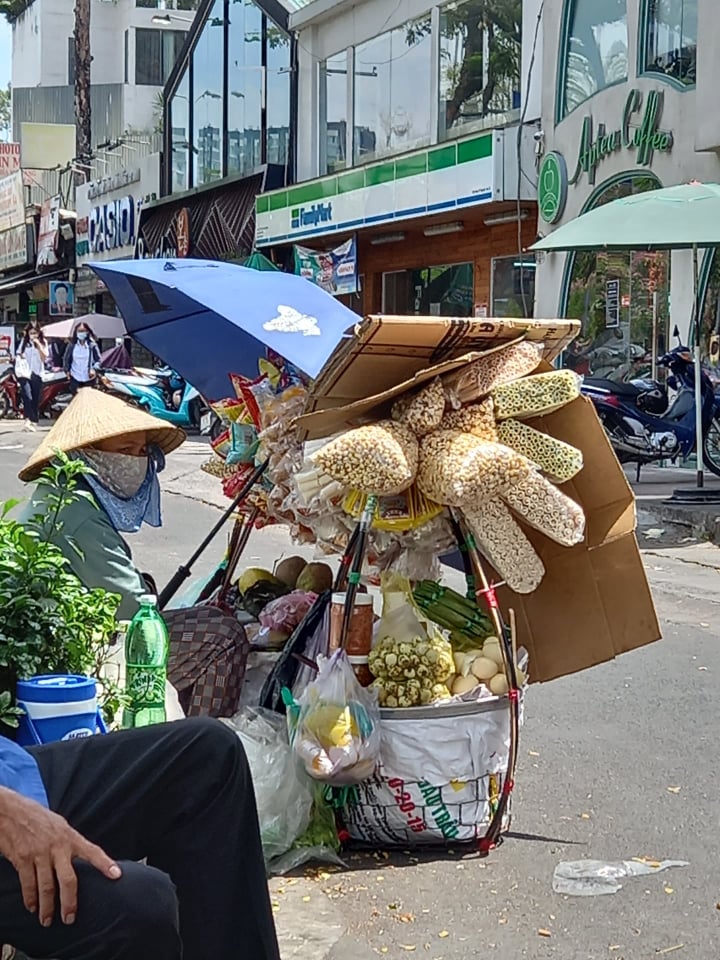 Dân sinh - TP.HCM: Nắng nóng cao điểm, người lao động vất vả mưu sinh (Hình 6).