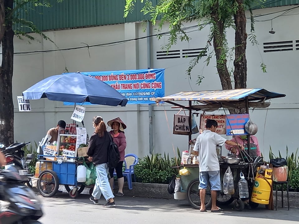 Dân sinh - TP.HCM: Nắng nóng cao điểm, người lao động vất vả mưu sinh (Hình 5).