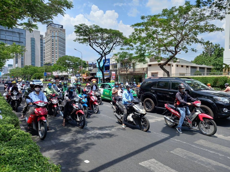 Dân sinh - TP.HCM: Nắng nóng cao điểm, người lao động vất vả mưu sinh (Hình 3).