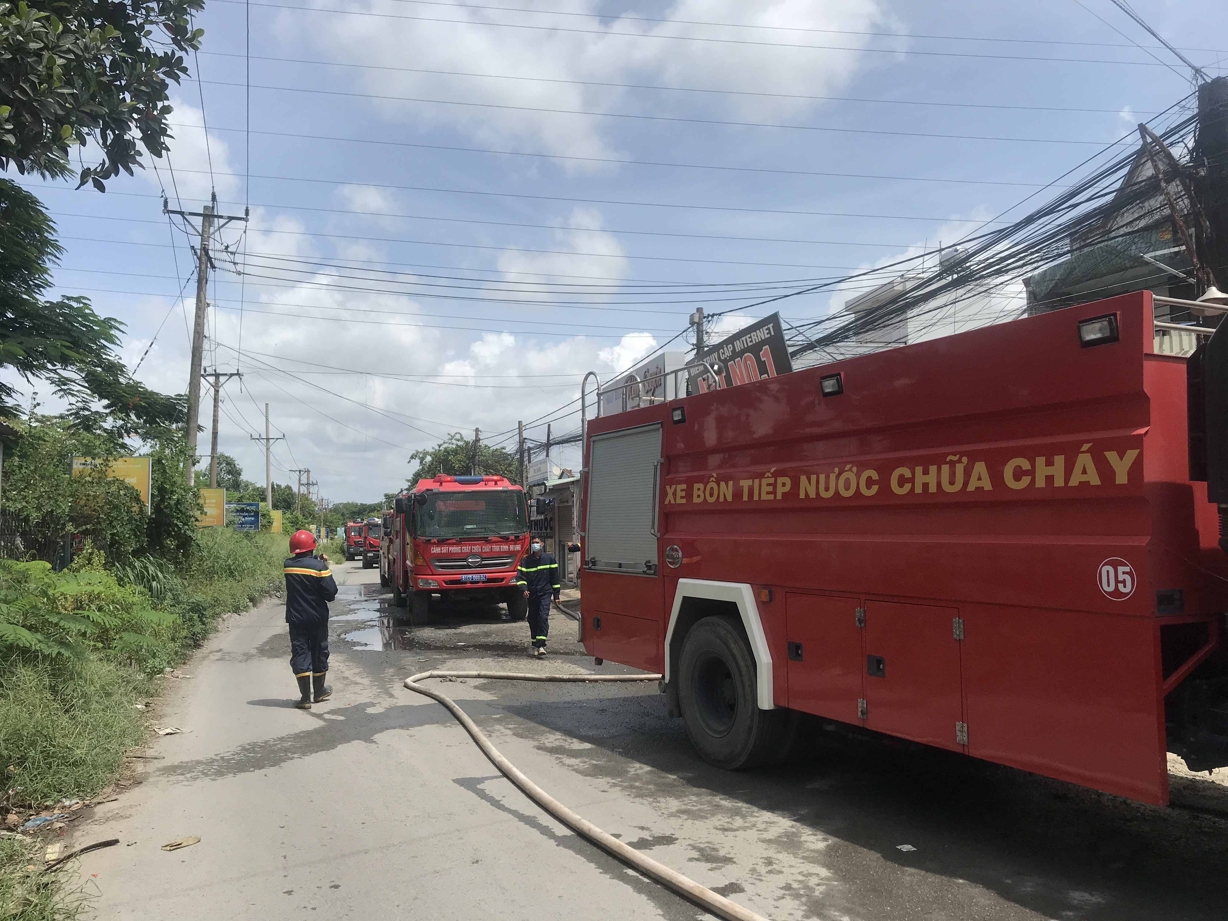 Dân sinh - Bình Dương: Kịp thời khống chế vụ cháy không để lan sang nhà dân (Hình 2).