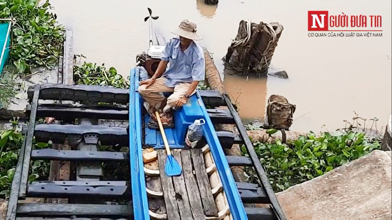 Dân sinh - Bất ngờ với cầu kéo tự chế có thể kéo xuồng 10 tấn ở Cà Mau