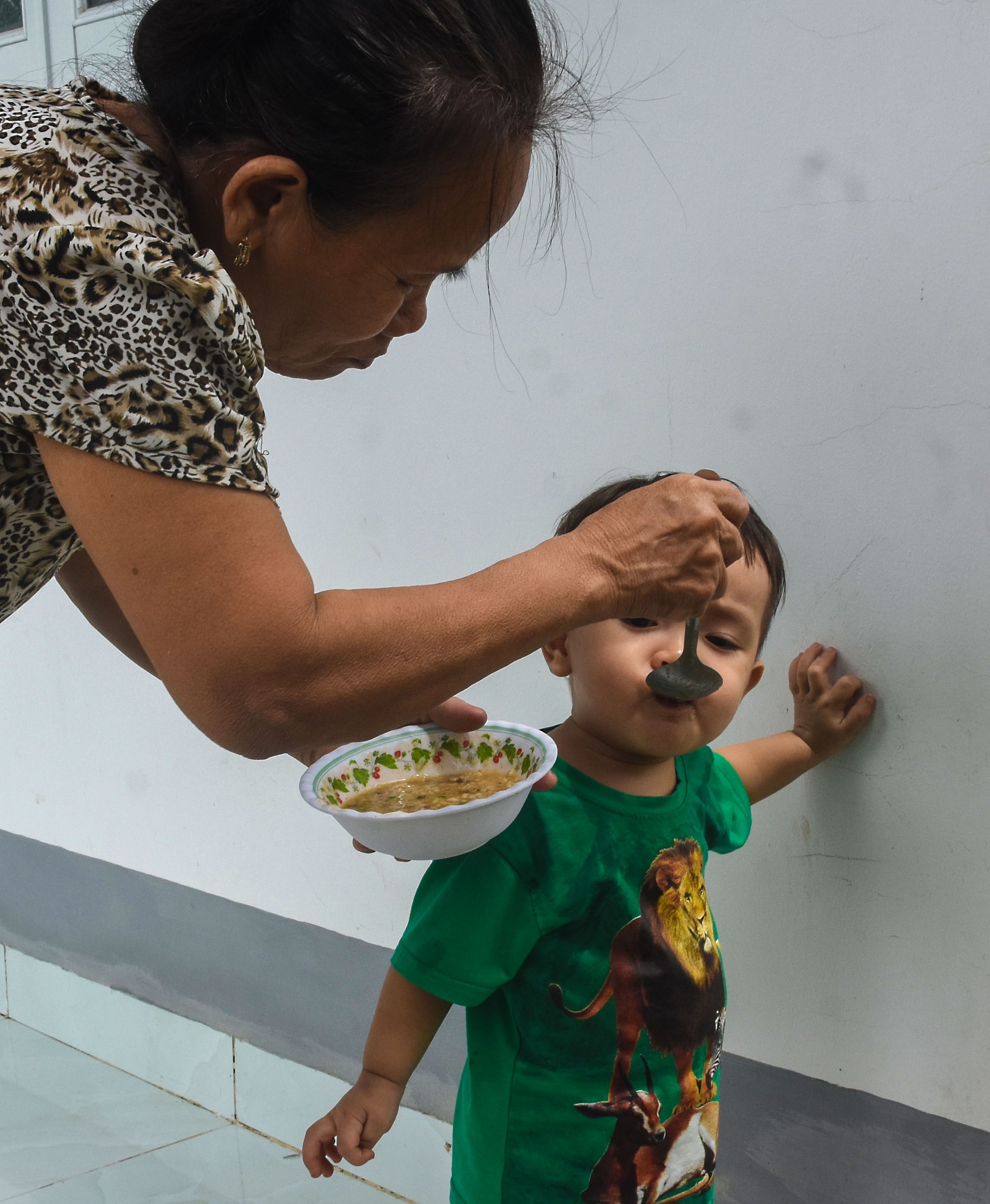 Thời gian ấy, ông bà trở thành “cha, mẹ” của các cháu. Vì nhỏ tuổi, nên hàng ngày bà Phan Kim Dung (ngụ xã Thới Bình, huyện Thới Bình, tỉnh Cà Mau) phải tự tay đút từng muỗng cháo cho cháu Minh Đăng. Nhưng biết làm sao được, con trai và con dâu của ông, bà còn đang bận với những nhiệm vụ ẩn chứa bao hiểm nguy và gian khó!.