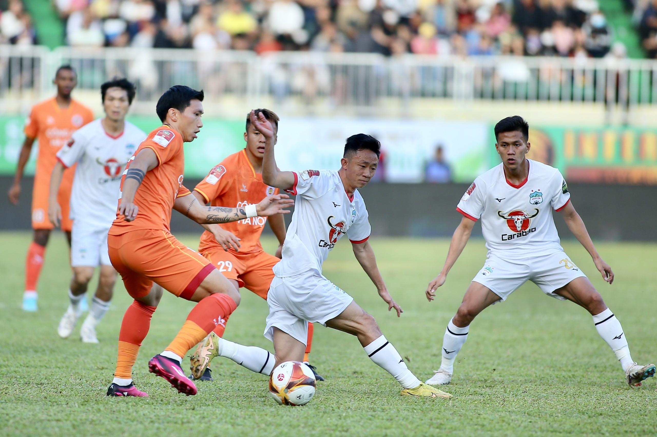 Bóng đá Việt Nam - Chuyện V.League bị “băm nát” bởi giải trẻ