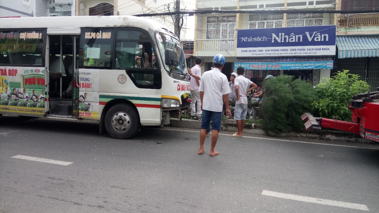 Tin nhanh - Cà Mau: Tránh xe máy chạy ẩu, xe buýt “bay” lên dải phân cách