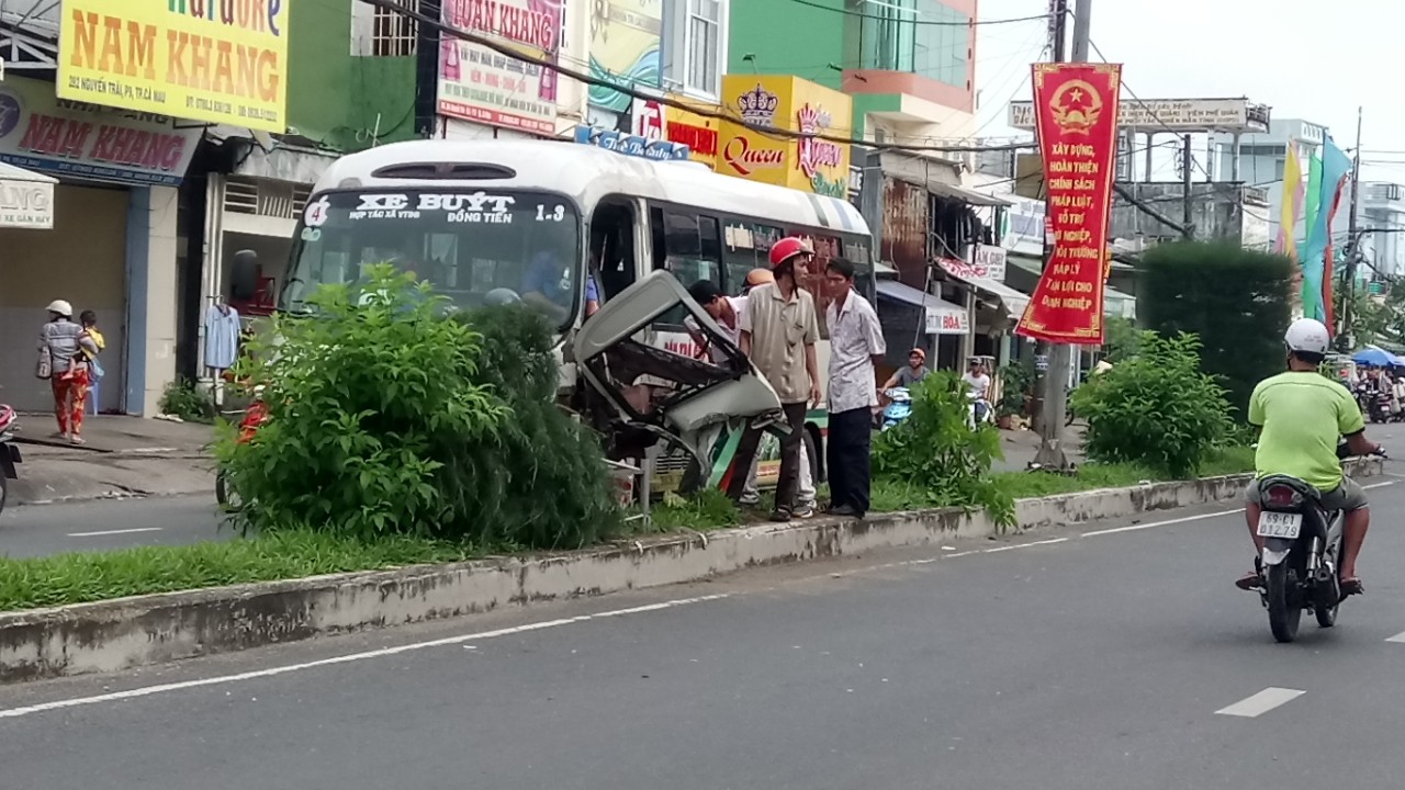 Tin nhanh - Cà Mau: Tránh xe máy chạy ẩu, xe buýt “bay” lên dải phân cách (Hình 2).