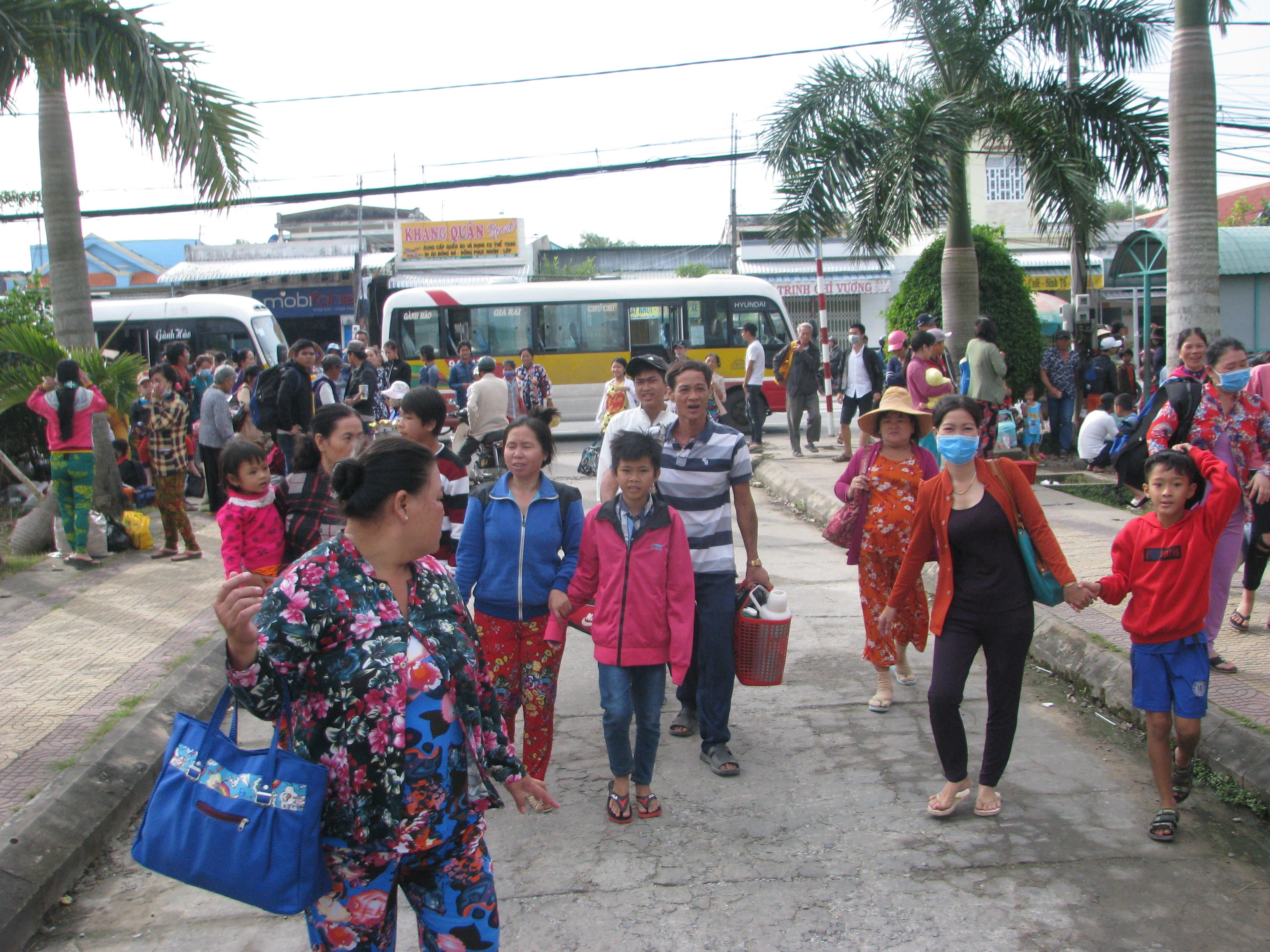 Tin nhanh - Người dân vùng ven biển Bạc Liêu, Sóc Trăng hối hả “chạy” bão (Hình 2).