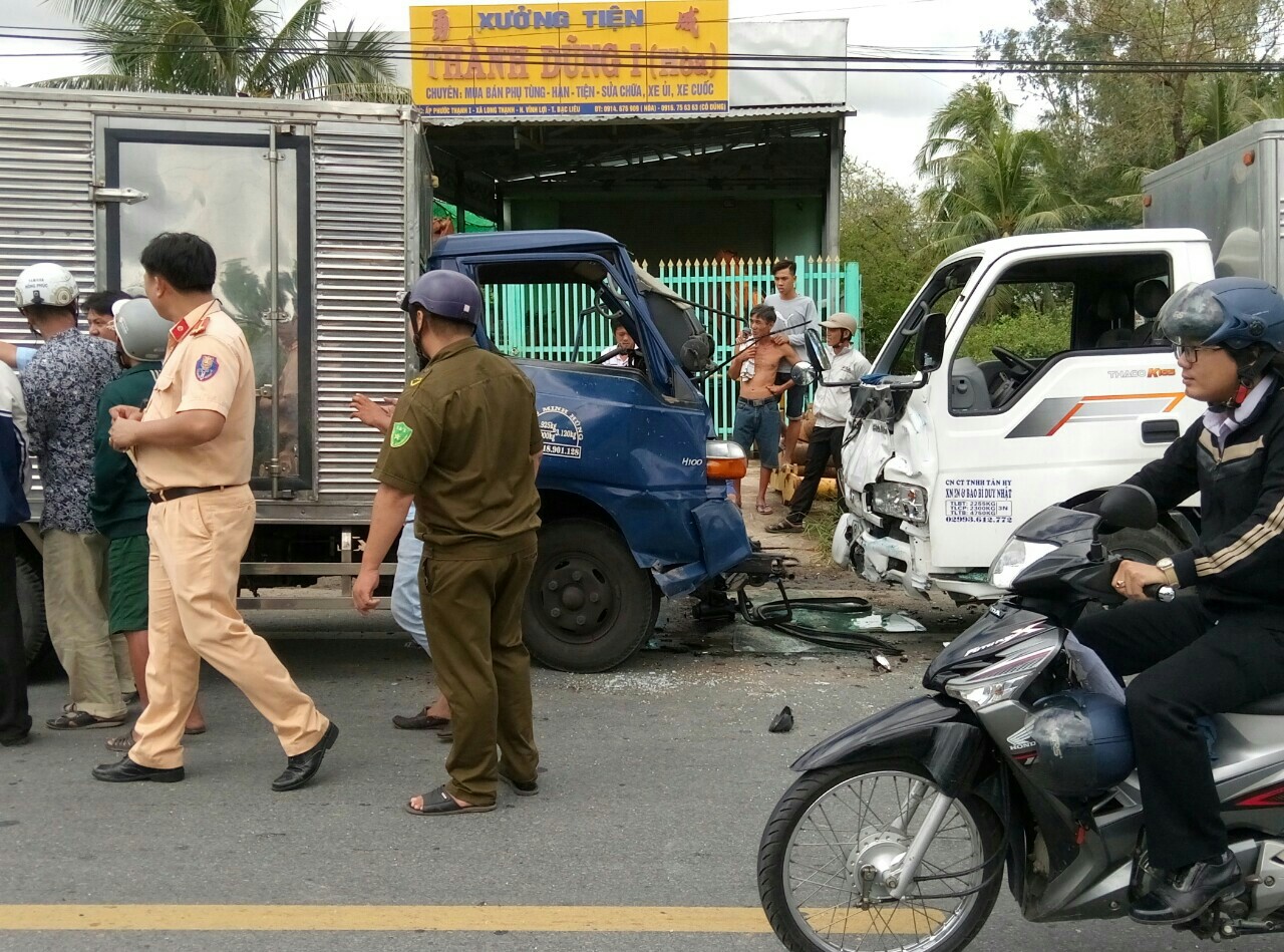 Tin nhanh - Cạy cửa cứu tài xế sau vụ tai nạn giao thông liên hoàn