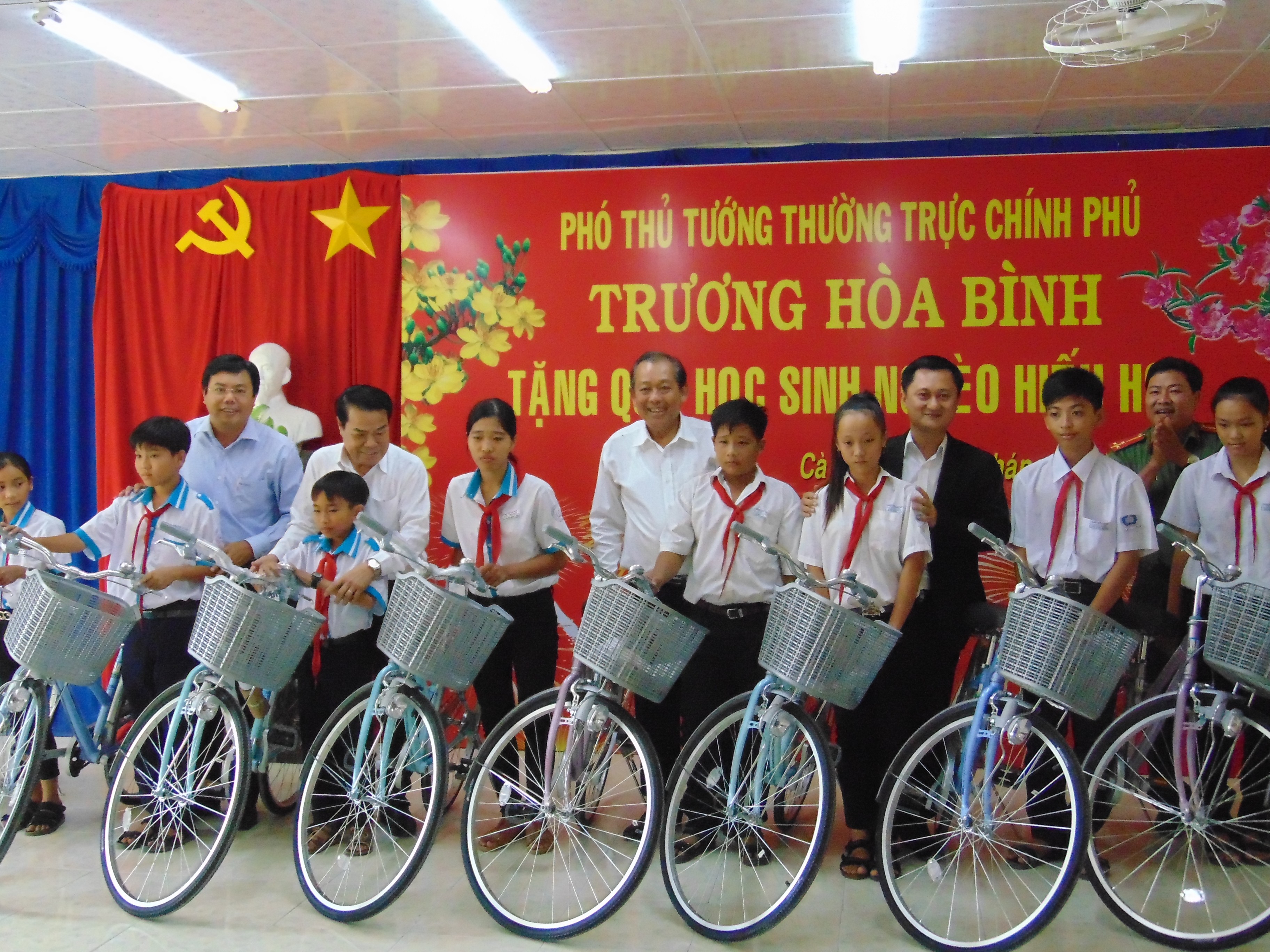 Xã hội - Phó Thủ tướng tặng 100 xe đạp cho học sinh nghèo ở Cà Mau