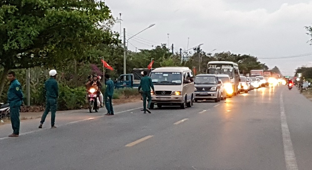 Tin nhanh - Sóc Trăng: 2 ôtô 7 chỗ tông bẹp xe máy, 9 người bị thương (Hình 2).