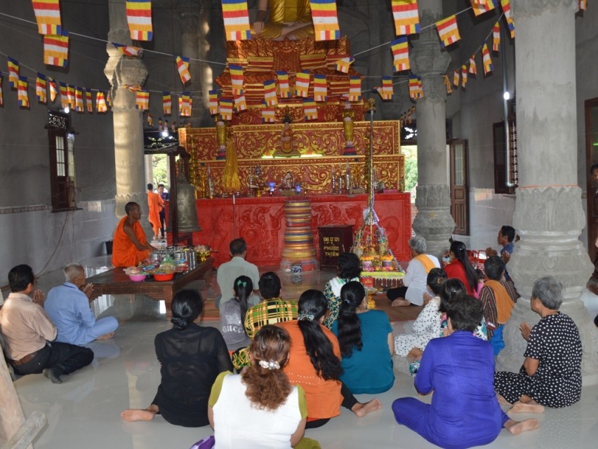 Phật tử dâng cơm lên chùa cho các vị sư nhân ngày Chôl Chnam Thmây.