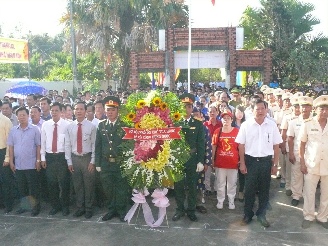 Lãnh đạo địa phương và đông đảo người dân cùng dự lễ Giỗ Tổ Hùng Vương tại đền thờ Vua Hùng ở xã Tân Phú, huyện Thới Bình, tỉnh Cà Mau.