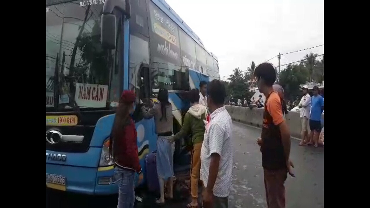 Bạc Liêu: Tai nạn liên hoàn trên QL1, hành khách hoảng hốt kêu cứu  (Hình 2).