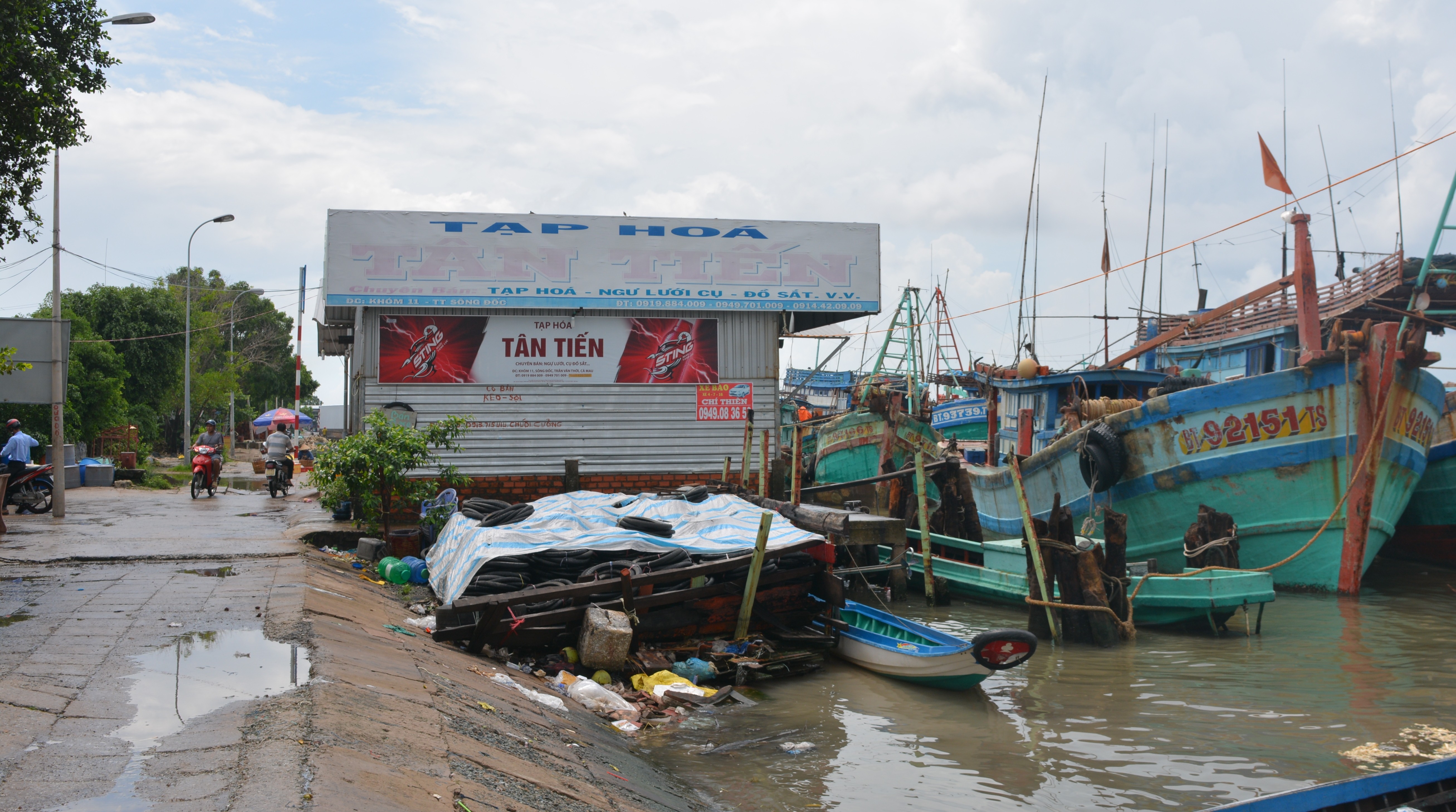 Doanh nghiệp đua nhau lấn chiếm khu trú bão Sông Đốc  (Hình 2).