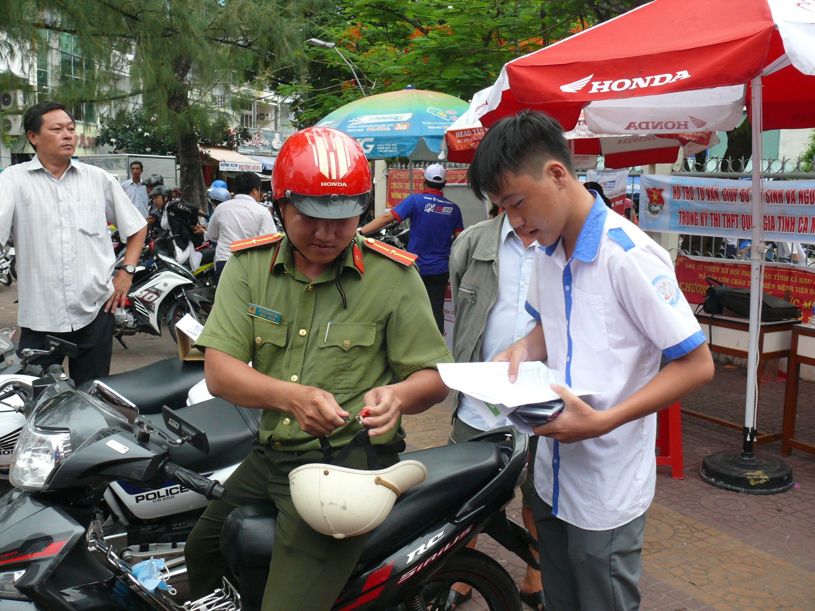 Tuổi trẻ Công an tỉnh Cà Mau tham gia “Tiếp sức mùa thi” năm 2018