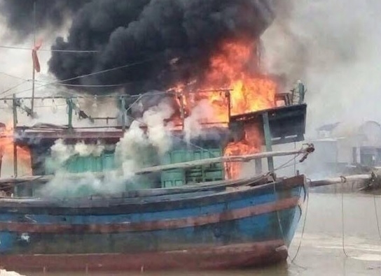 Tàu cá ngư dân Cà Mau bốc cháy giữa đêm 