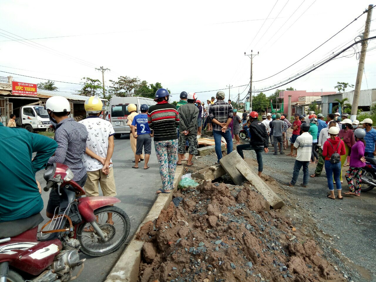 Tin nhanh - Bạc Liêu: Phát hiện thi thể nam thanh niên nằm ven đường