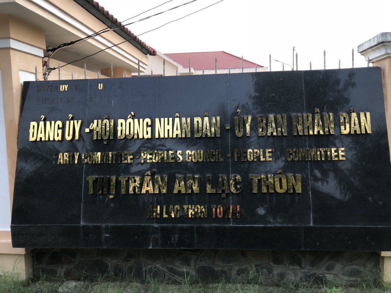 Tin nhanh - Khai trừ Đảng Bí thư thị trấn đi nước ngoài không xin phép