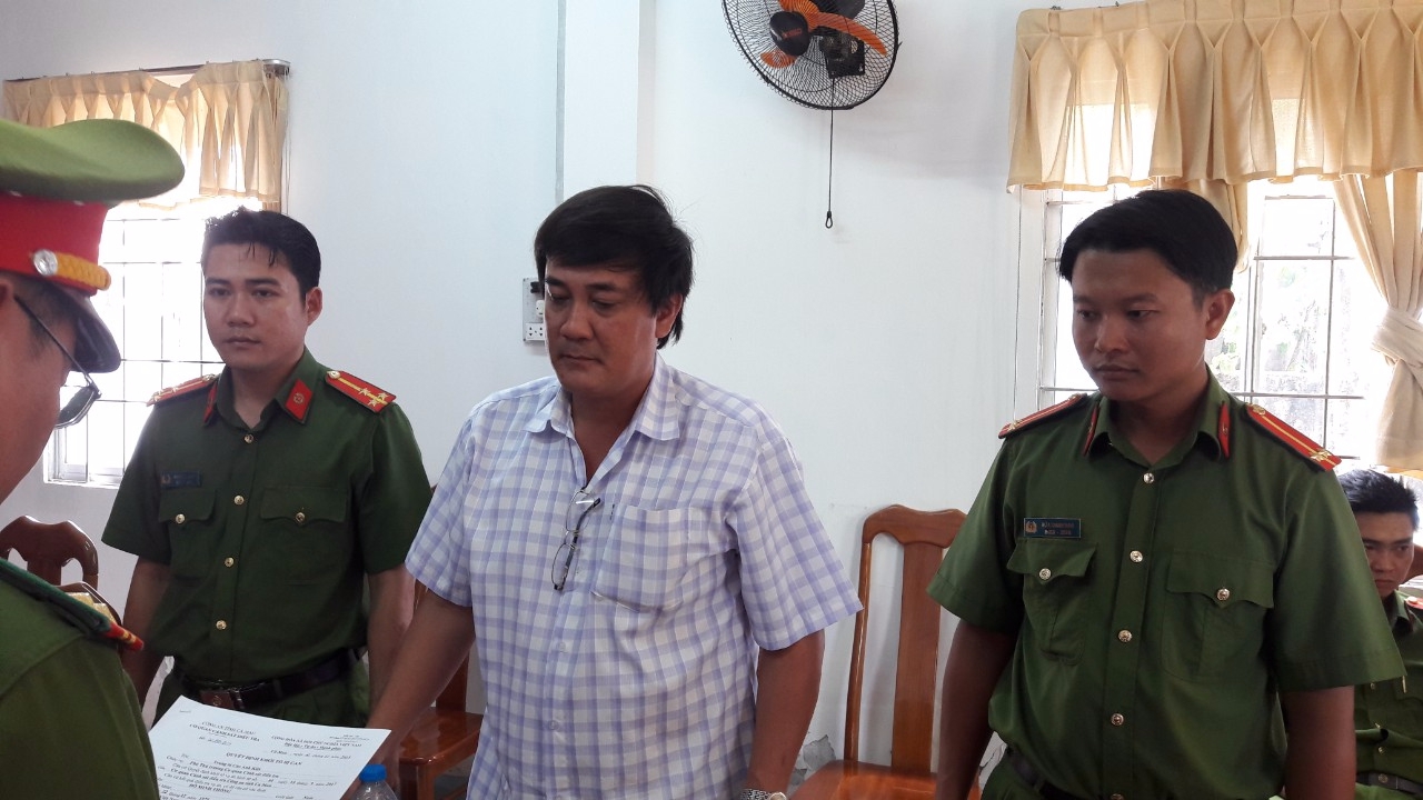 An ninh - Hình sự - Thông tin chính thức vụ bắt 2 cán bộ phòng khám Đa khoa Sông Đốc tham ô (Hình 2).