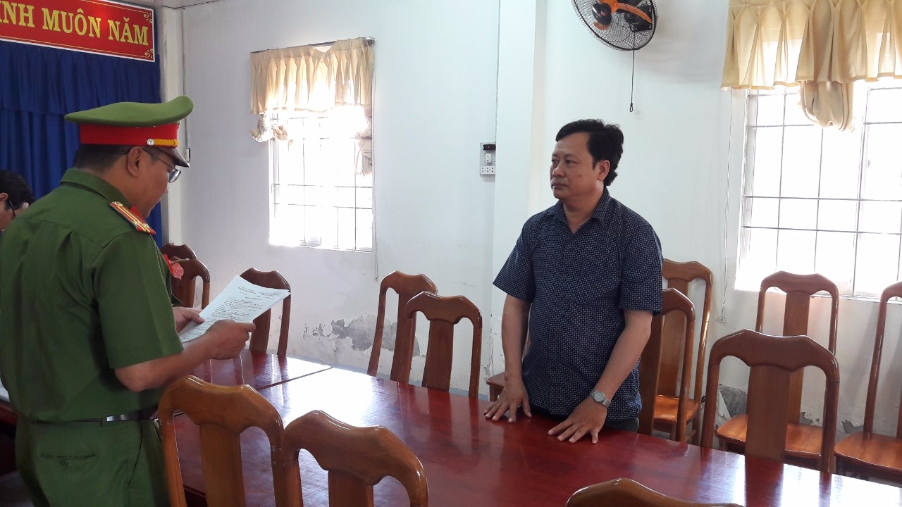 An ninh - Hình sự - Thông tin chính thức vụ bắt 2 cán bộ phòng khám Đa khoa Sông Đốc tham ô (Hình 3).