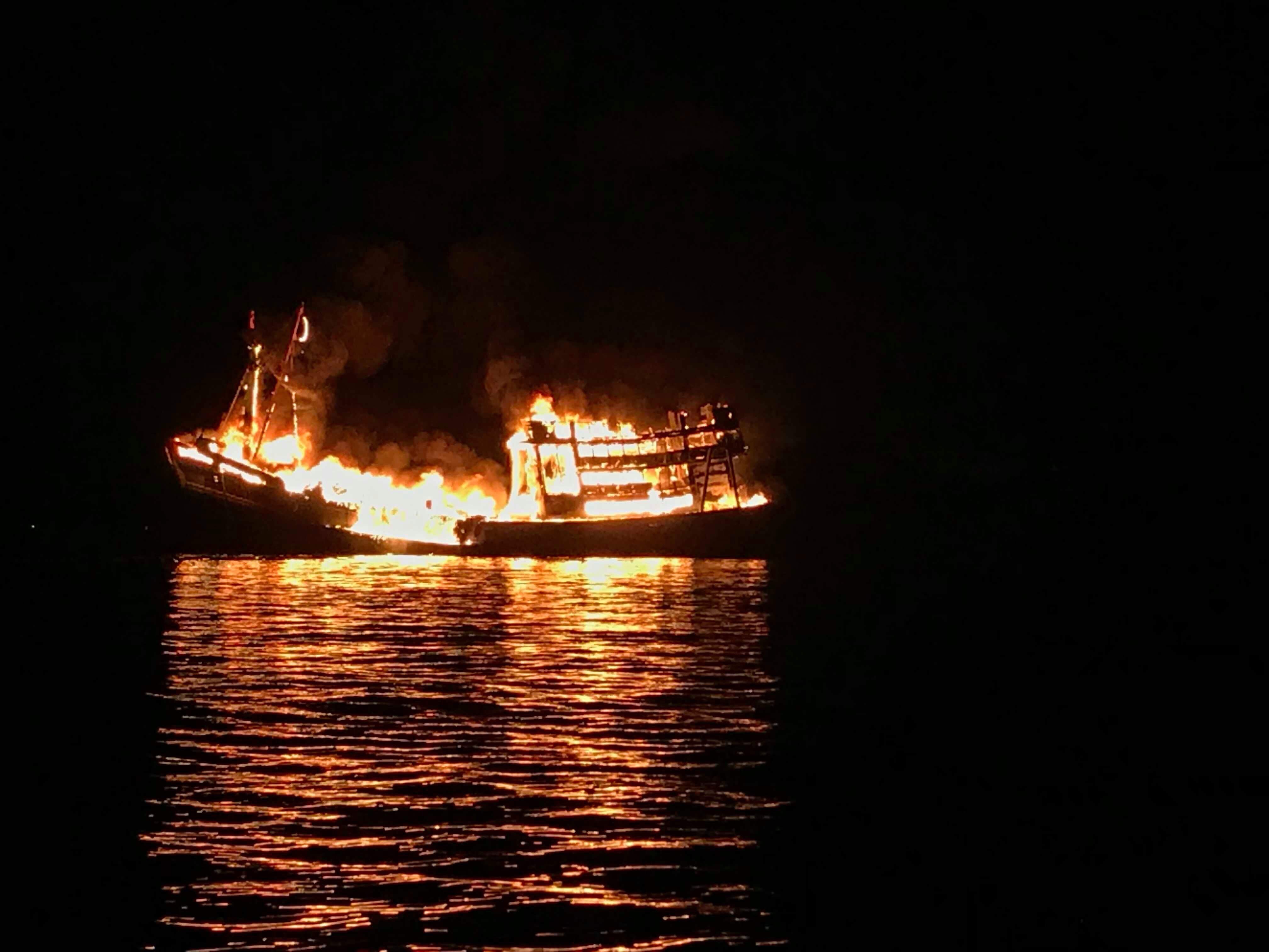 Tin nhanh - Tàu cá bất ngờ bốc cháy giữa đêm, thiệt hại 400 triệu đồng