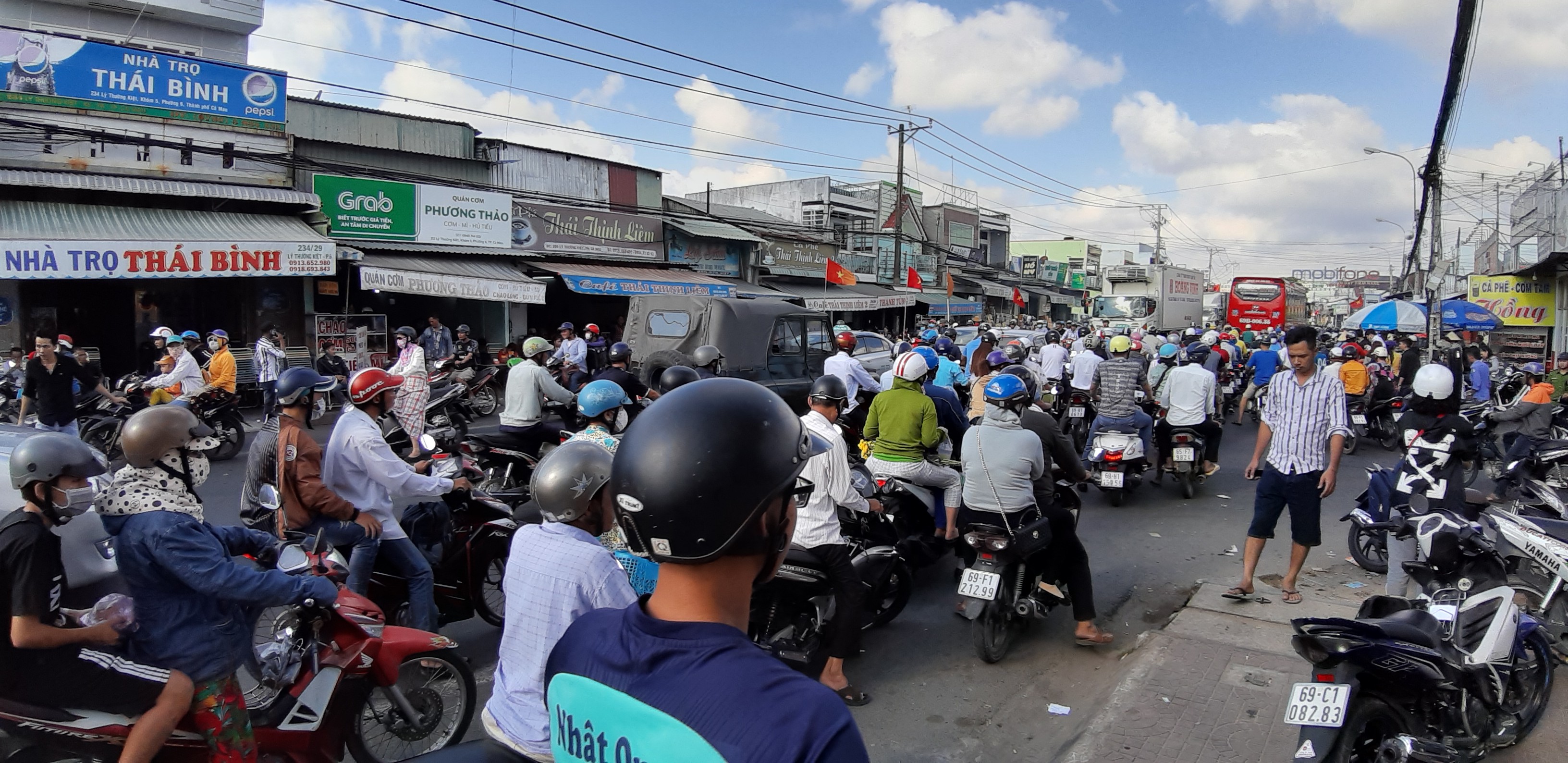 Tin nhanh - Cà Mau: Bến xe khách chật cứng người mua vé ngày mùng 6 Tết (Hình 2).