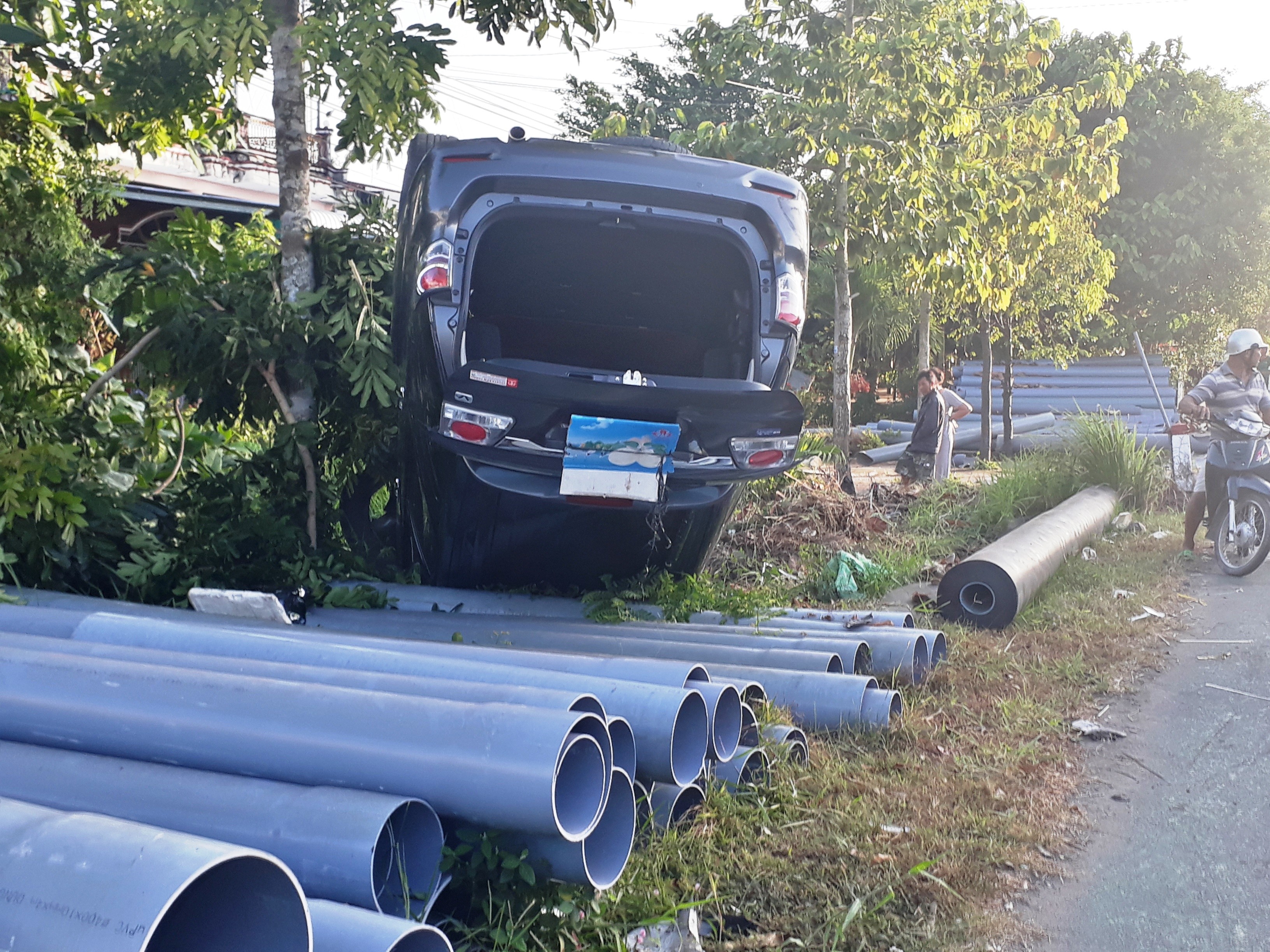 Tin nhanh - Bạc Liêu: Tài xế ngủ gật, xe ô tô 7 chỗ lật “chổng vó” trên Quốc lộ 1A