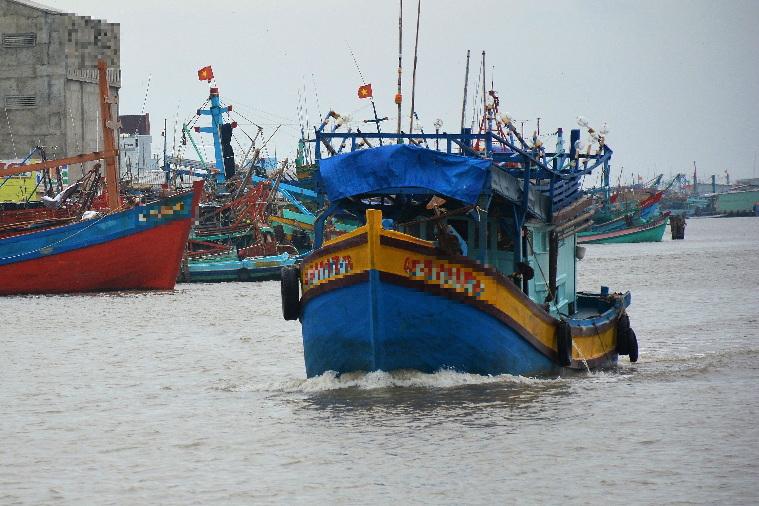 Tin nhanh - Hỗ trợ tìm kiếm thuyền viên mất tích trên vùng biển Cà Mau