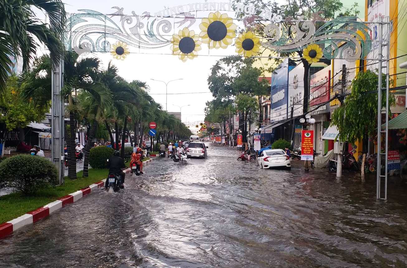 Tin nhanh - Nhiều tuyến đường TP.Bạc Liêu chìm trong nước sau trận mưa 'vàng' (Hình 3).