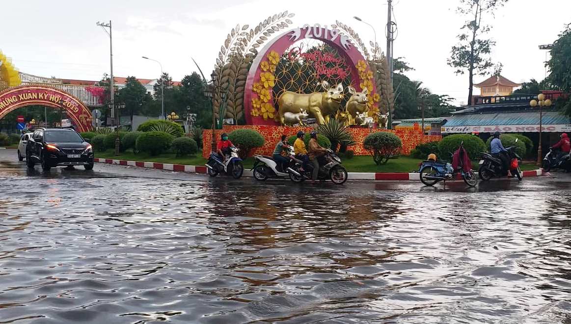 Tin nhanh - Nhiều tuyến đường TP.Bạc Liêu chìm trong nước sau trận mưa 'vàng' (Hình 6).