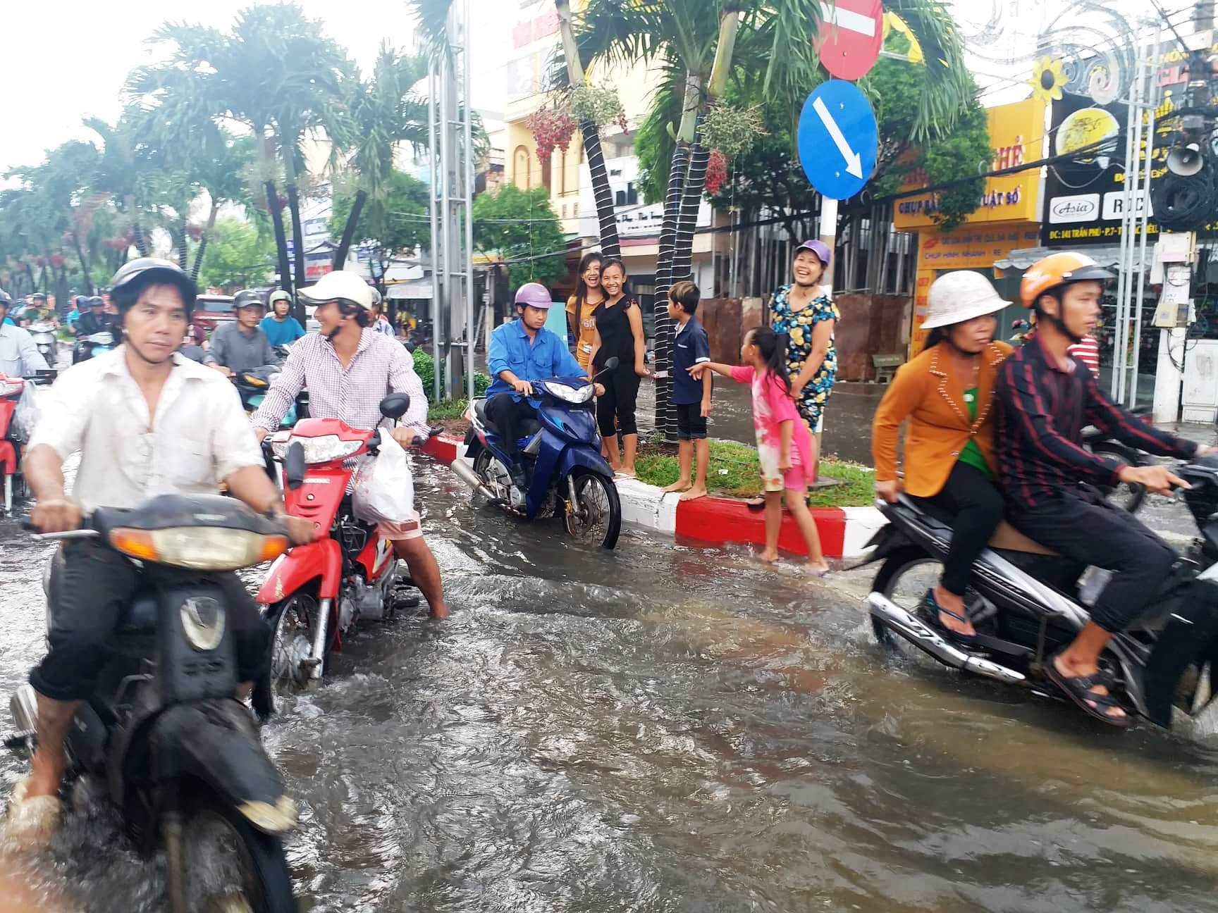 Tin nhanh - Nhiều tuyến đường TP.Bạc Liêu chìm trong nước sau trận mưa 'vàng' (Hình 7).