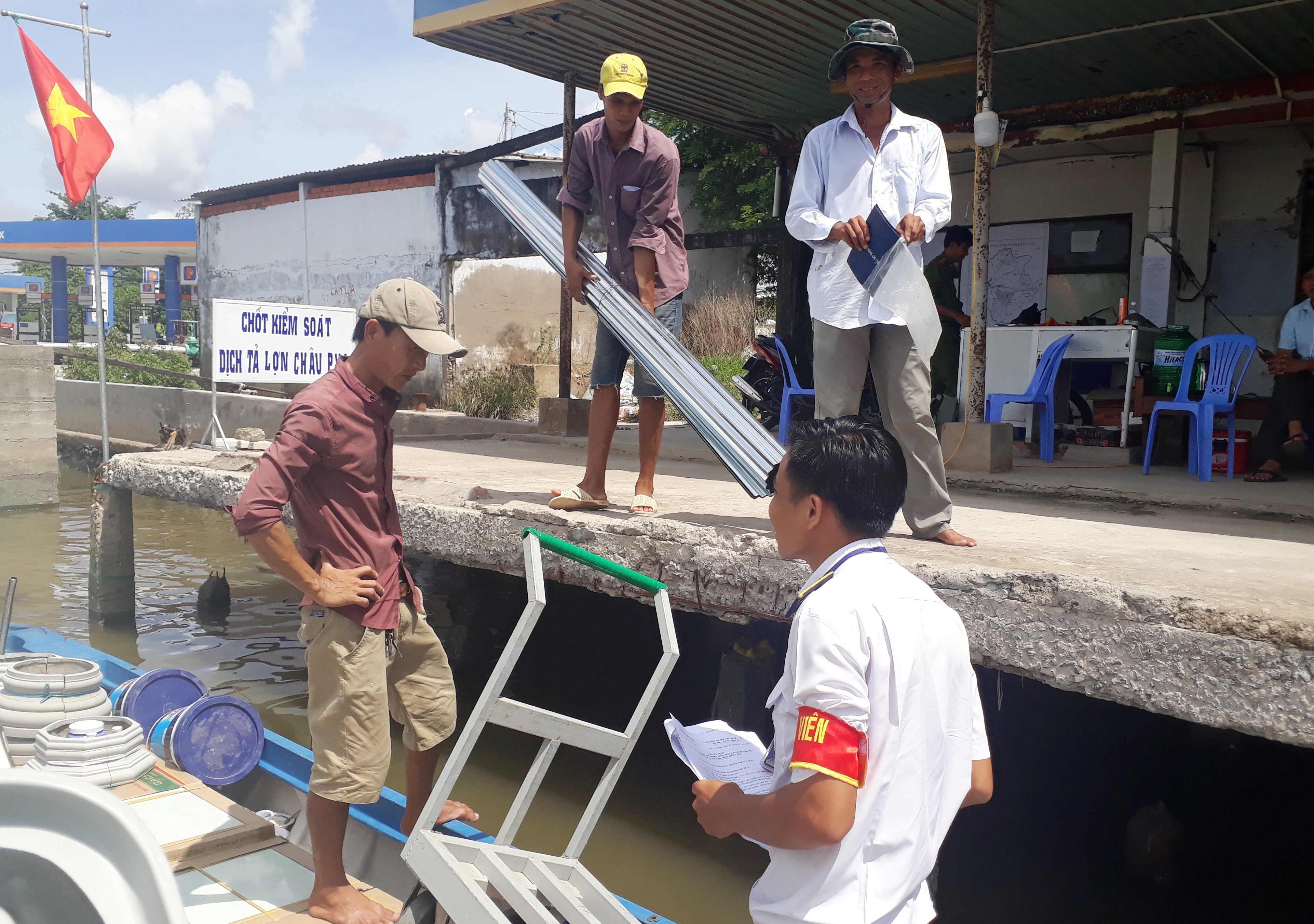 Tin nhanh - Cà Mau lập chốt kiểm dịch đường bộ, đường thủy ngăn chặn dịch tả lợn châu Phi