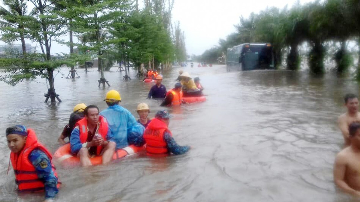 Tin nhanh - Phú Quốc ngập hơn 8.400 căn nhà, thiệt hại trên 100 tỷ đồng