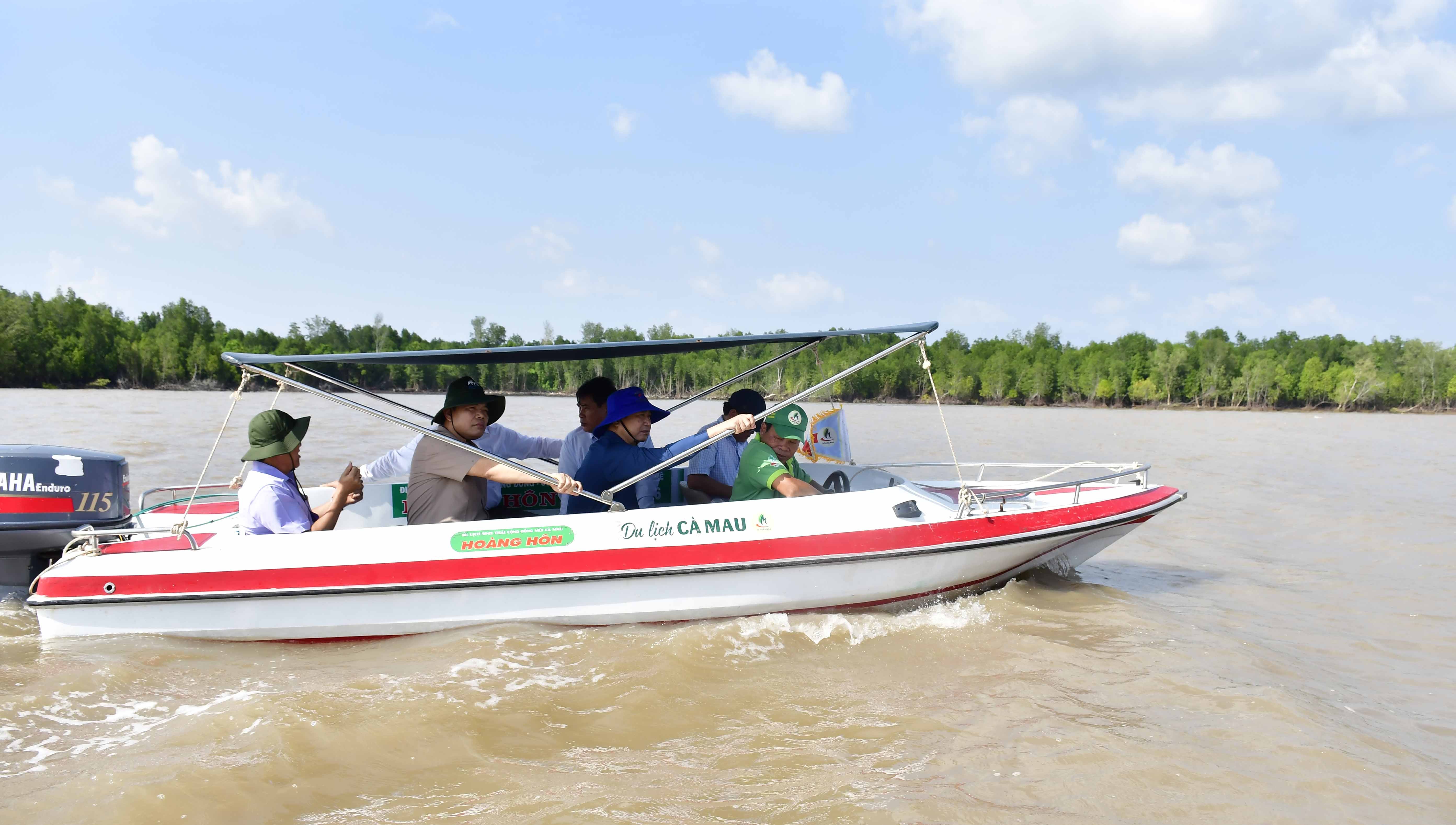 Tin nhanh - Bộ trưởng Nguyễn Xuân Cường kiểm tra sạt lở và công tác ứng phó tại Cà Mau (Hình 2).