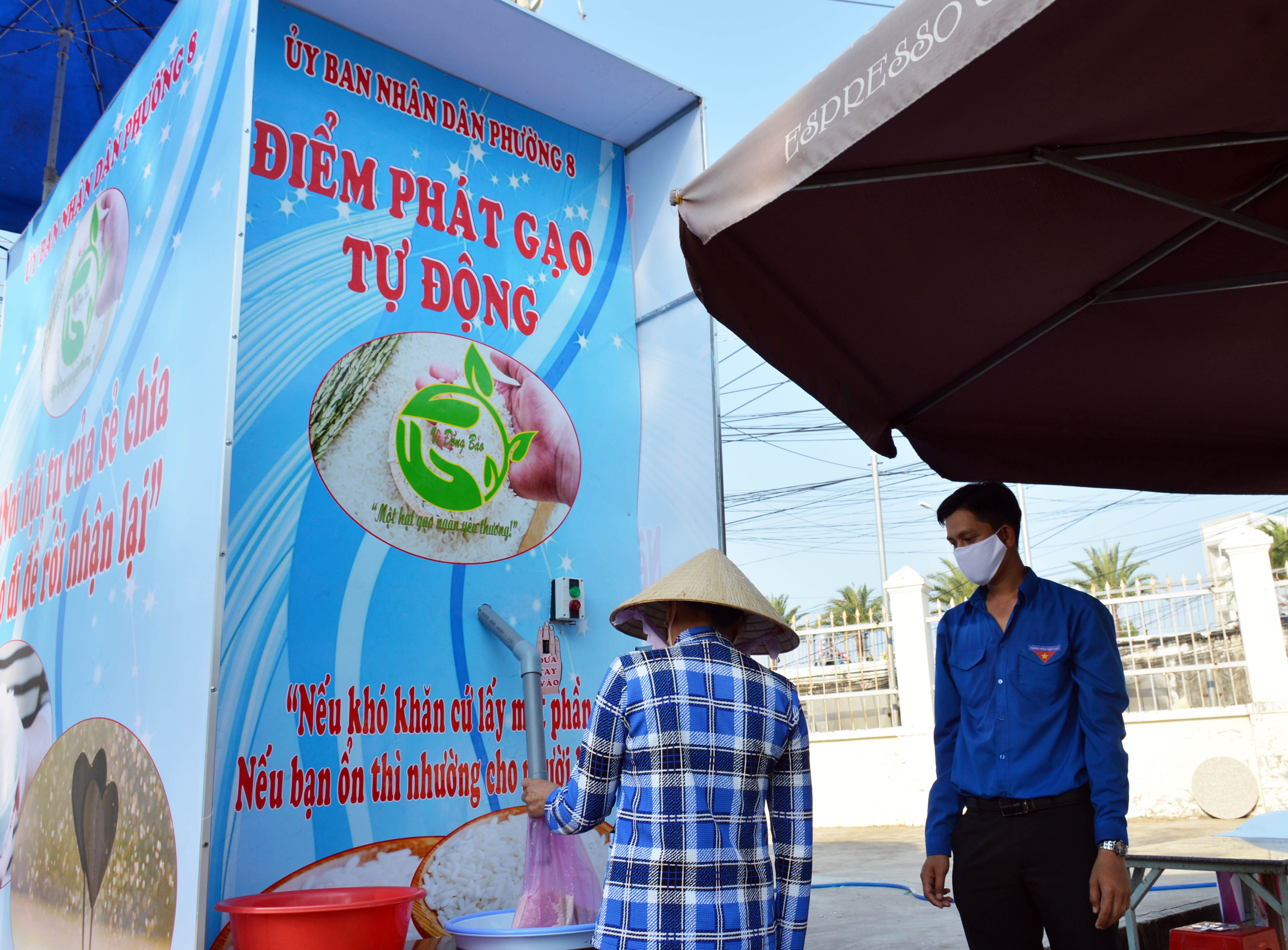 Tin nhanh - Gạo nghĩa tình tuôn chảy từ cây “ATM” nơi Đất Mũi - Cà Mau (Hình 2).