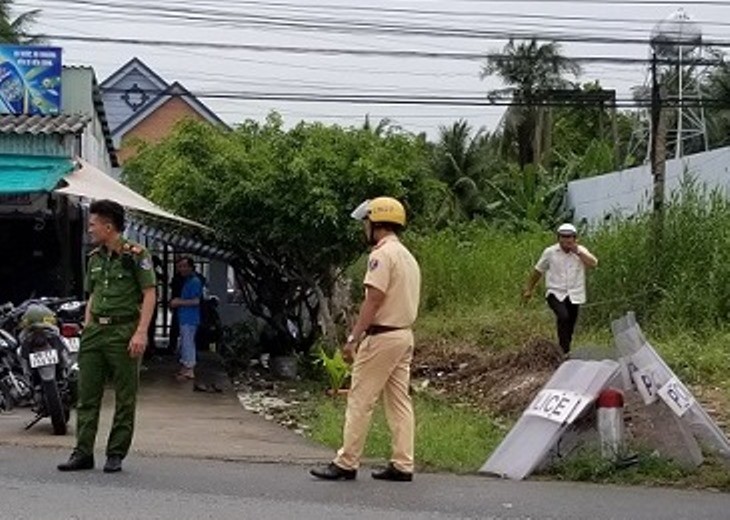 An ninh - Hình sự - Khởi tố, bắt tạm giam thanh niên đâm hai cảnh sát bị thương