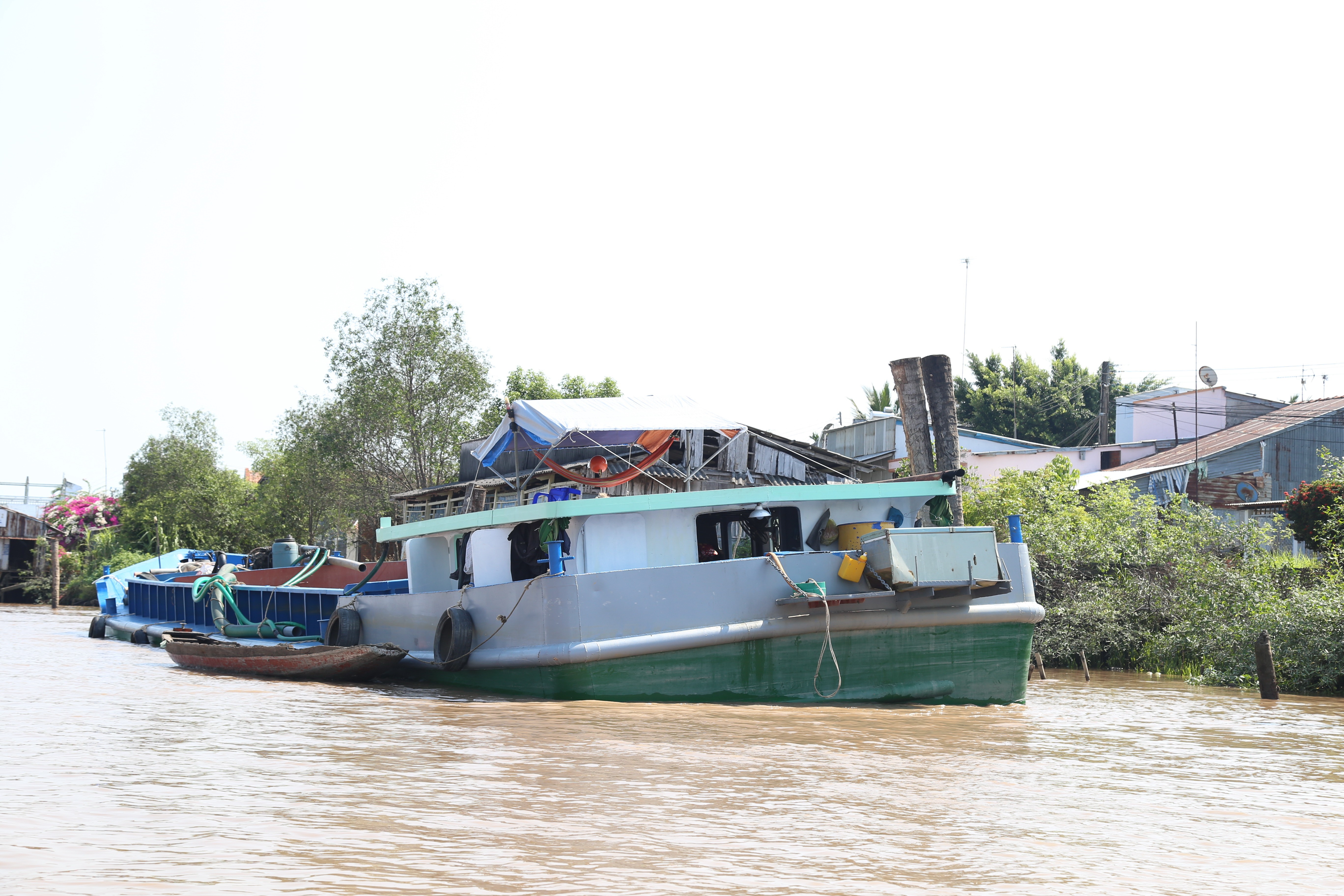 An ninh - Hình sự -  Phát hiện sà lan  từ Hải Phòng vào khai thác và vận chuyển cát trái phép ở Cà Mau