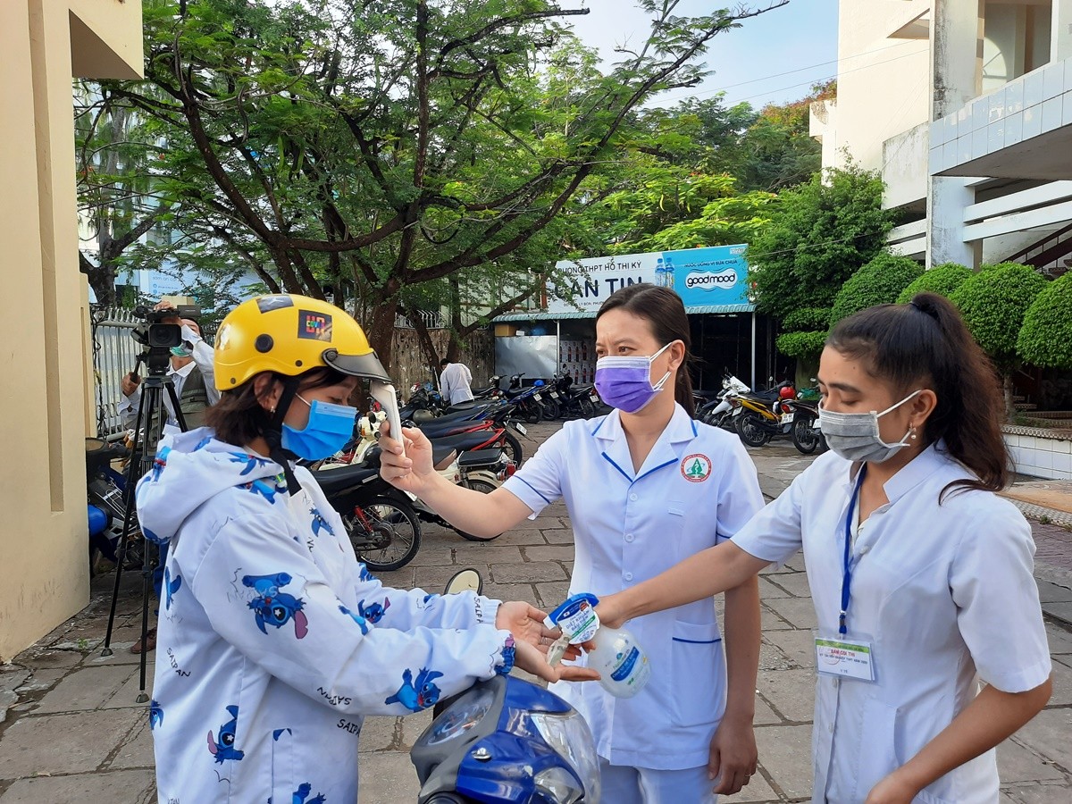 Tại mỗi điểm thi, lực lượng phục vụ công tác thi tốt nghiệp THPT được bố trí trước cổng trường thực hiện các biện pháp phòng chống dịch như: Đo thân nhiệt, rửa tay diệt khuẩn và bắt buộc tất cả cán bộ, thí sinh đeo khẩu trang khi bước vào cổng trường và trong suốt buổi thi. 