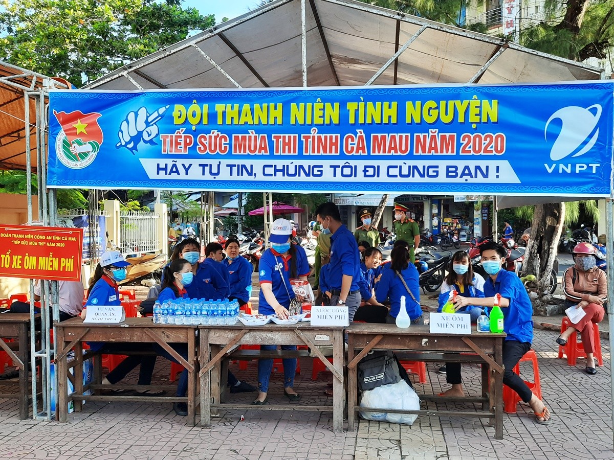 Đội thanh niên tình nguyện đã sẵn sàng hỗ trợ thí sinh tại điểm C02, trường THPT Hồ Thị Kỷ. 