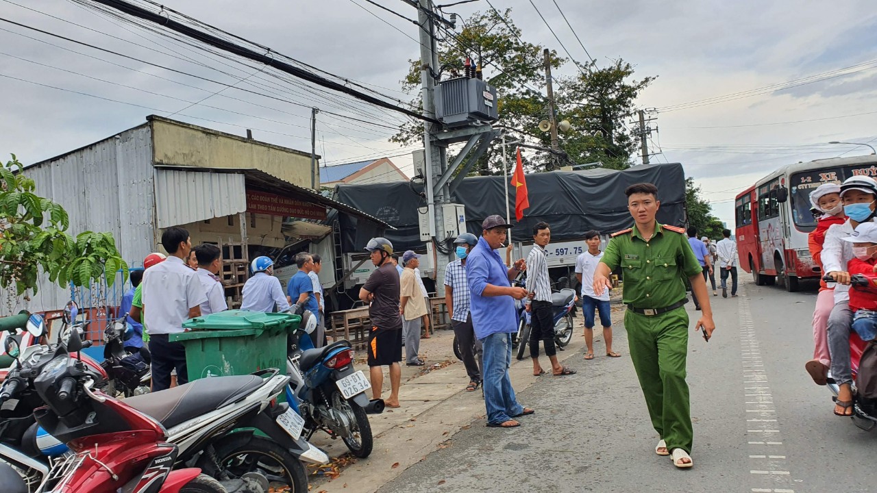 An ninh - Hình sự - Nguyên nhân ban đầu vụ xe tải “húc” xe buýt rồi tông vào trụ sở khóm