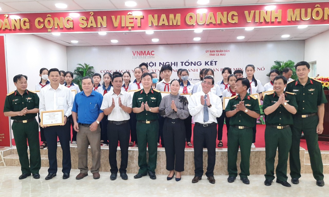 Giáo dục - Trao giải cuộc thi phòng tránh tai nạn bom mìn do chiến tranh để lại (Hình 3).