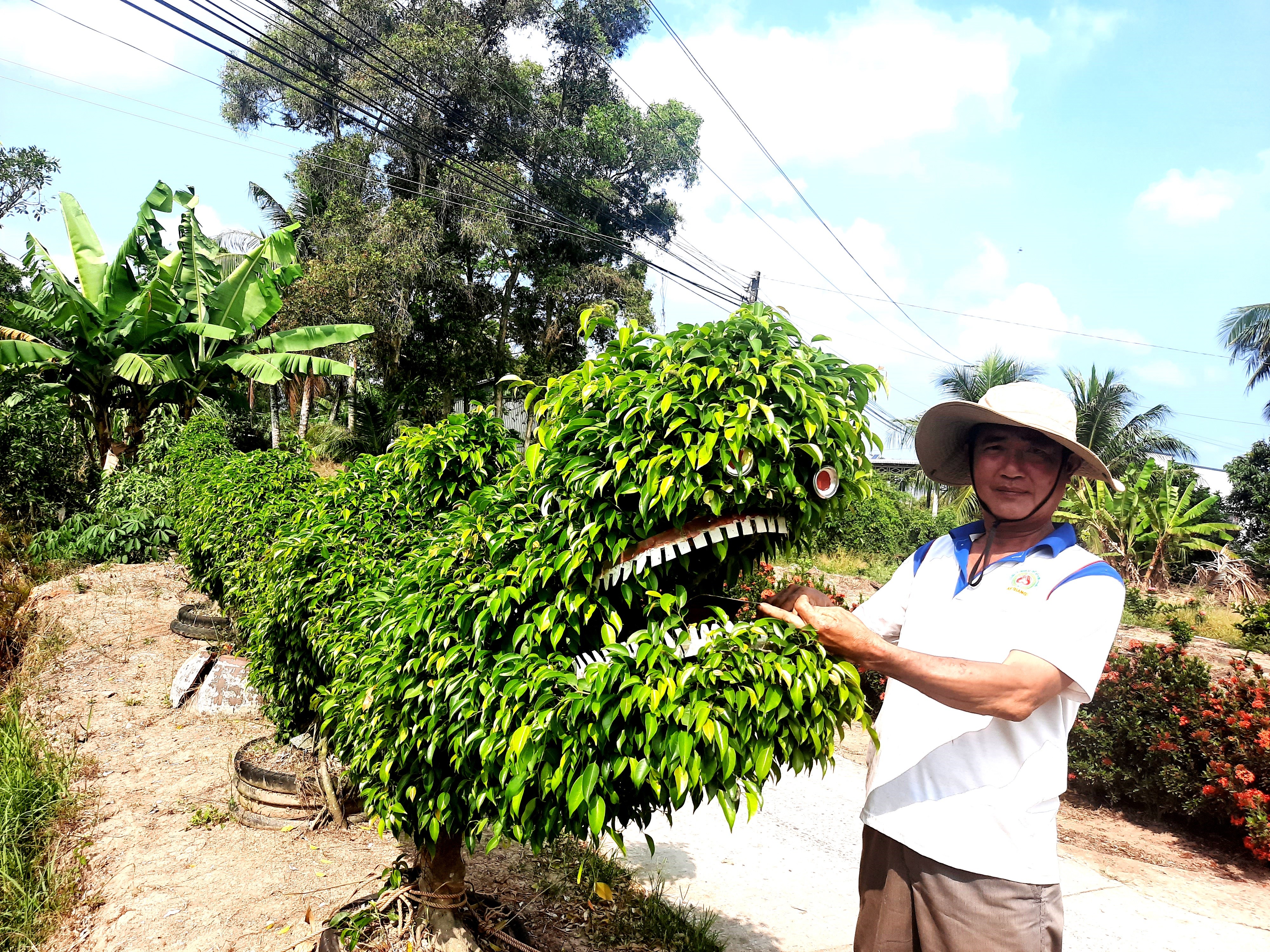 Dân sinh - Vợ chồng cựu chiến binh dùng lương hưu… “vá đường” (Hình 3).