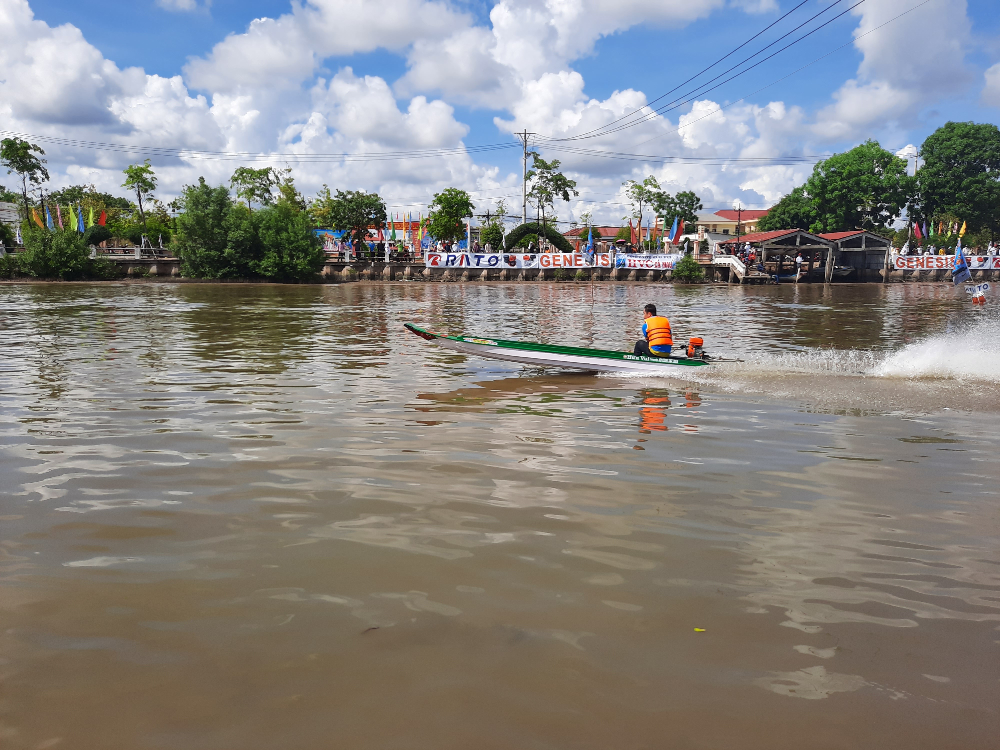 Văn hoá - Mãn nhãn những màn tranh tài đua vỏ Composite tại Cà Mau  (Hình 5).