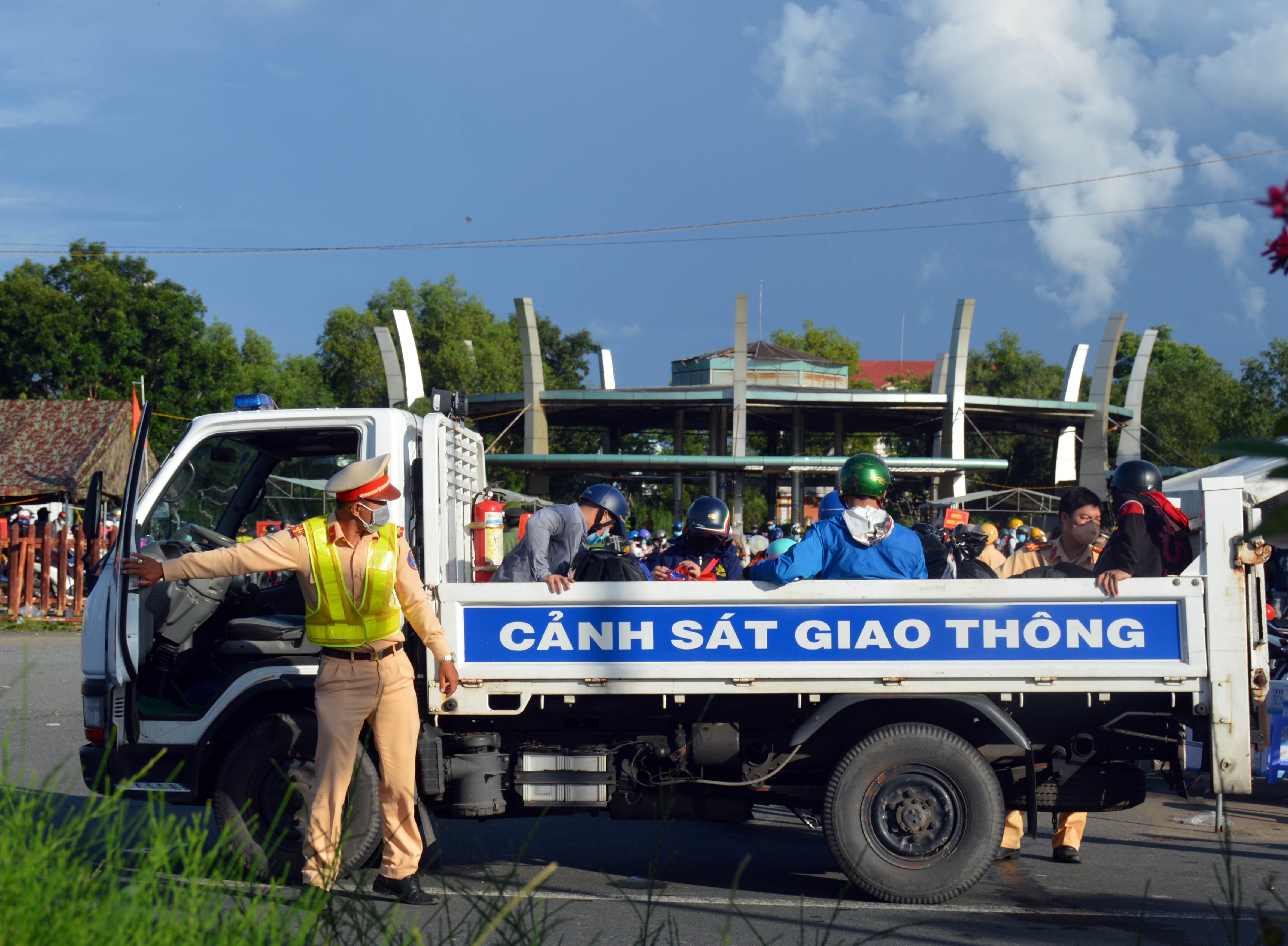 Dân sinh - Hàng ngàn người xuyên đêm hồi hương, vỡ òa khi về đến quê hương (Hình 4).