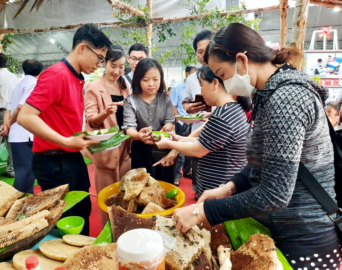 Văn hoá - Cà Mau: Xác lập kỷ lục tổ ong và lẩu mắm lớn nhất Việt Nam (Hình 6).