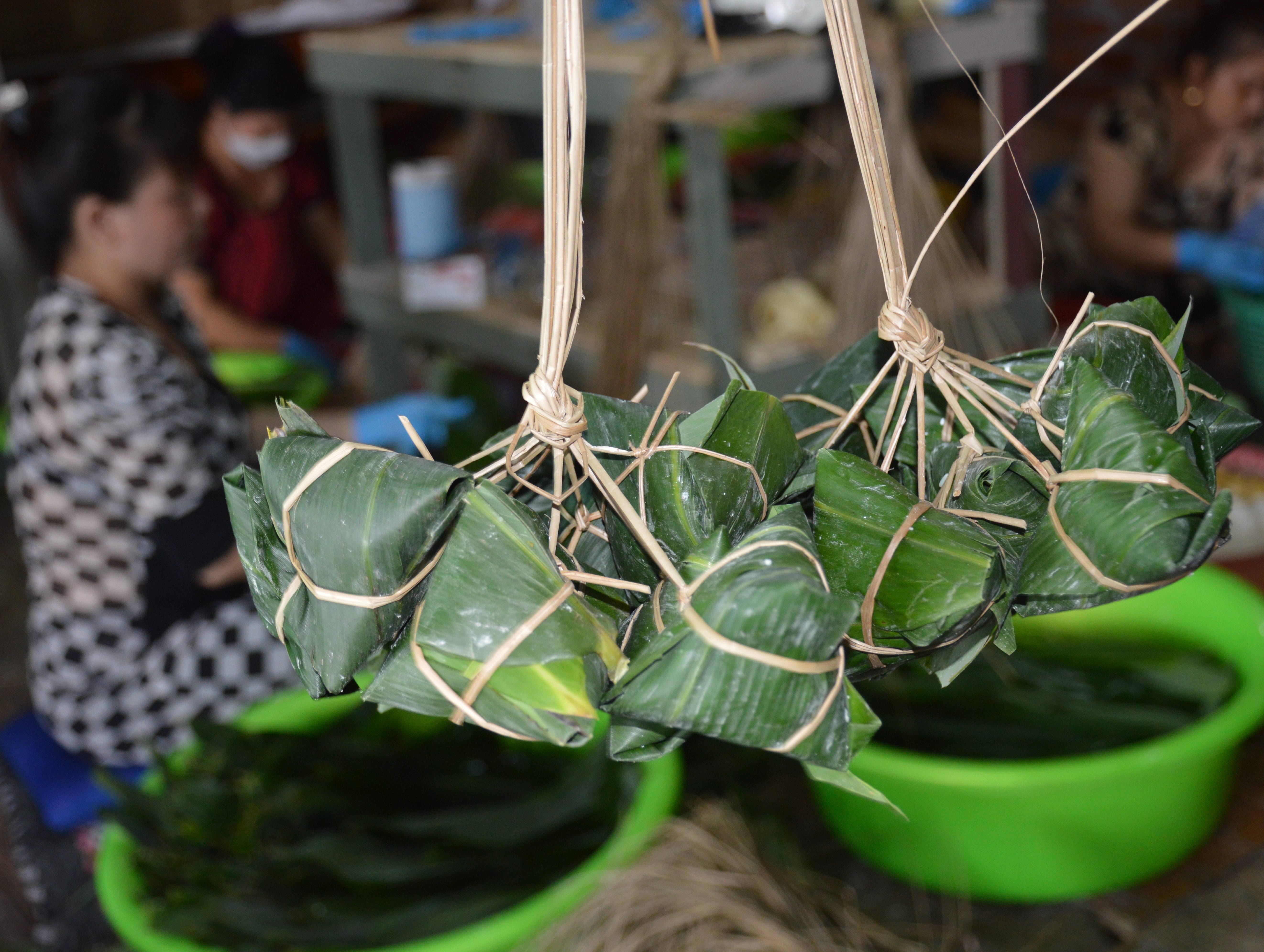 Dân sinh - Bà con làng nghề gói bánh ú lá tre ở Cà Mau tất bật phục vụ Tết Đoan Ngọ (Hình 2).