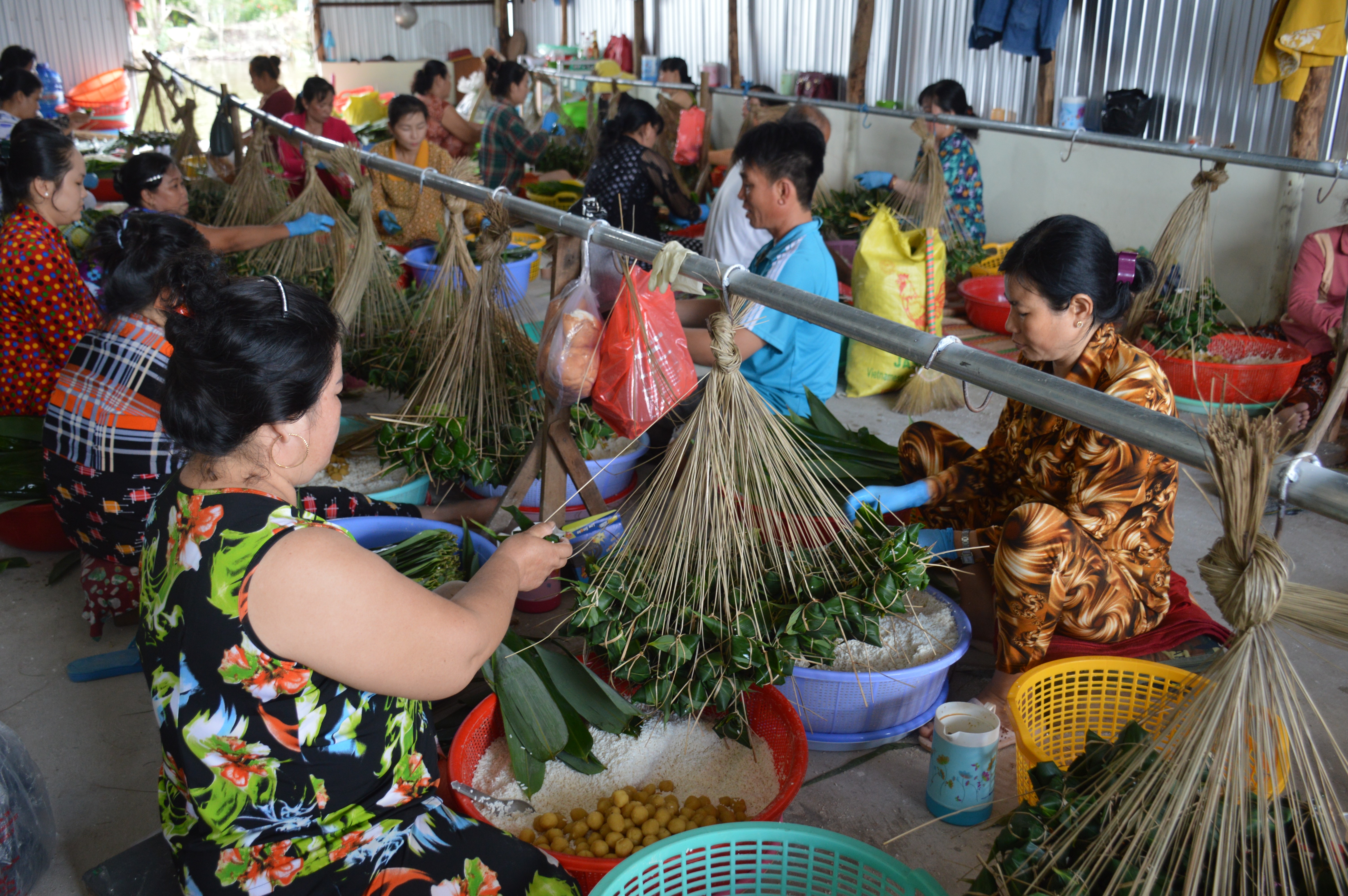 Dân sinh - Bà con làng nghề gói bánh ú lá tre ở Cà Mau tất bật phục vụ Tết Đoan Ngọ (Hình 4).