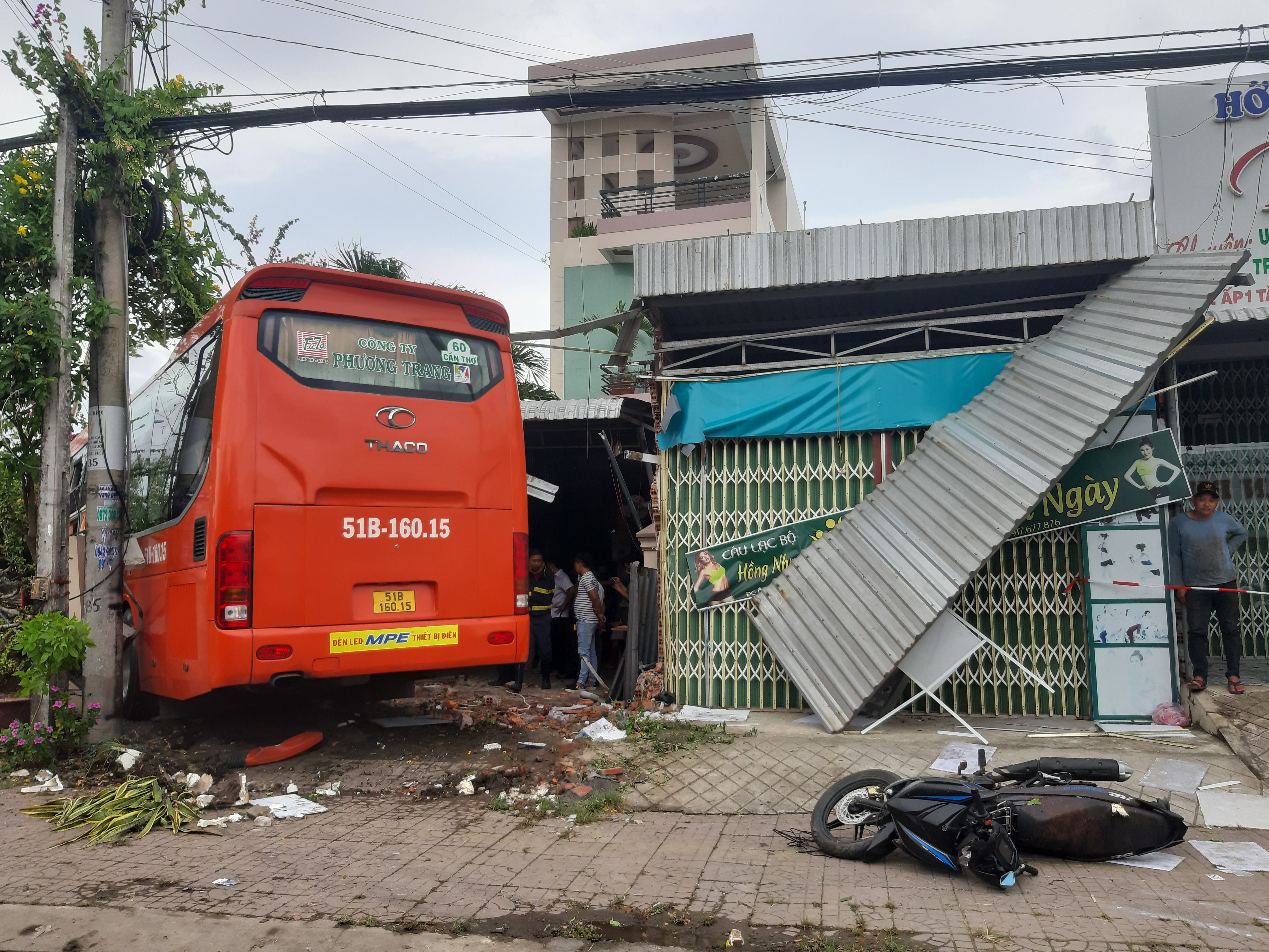 Dân sinh - Cà Mau: Xe khách lao vào quán cà phê, 1 người tử vong, 4 người bị thương 