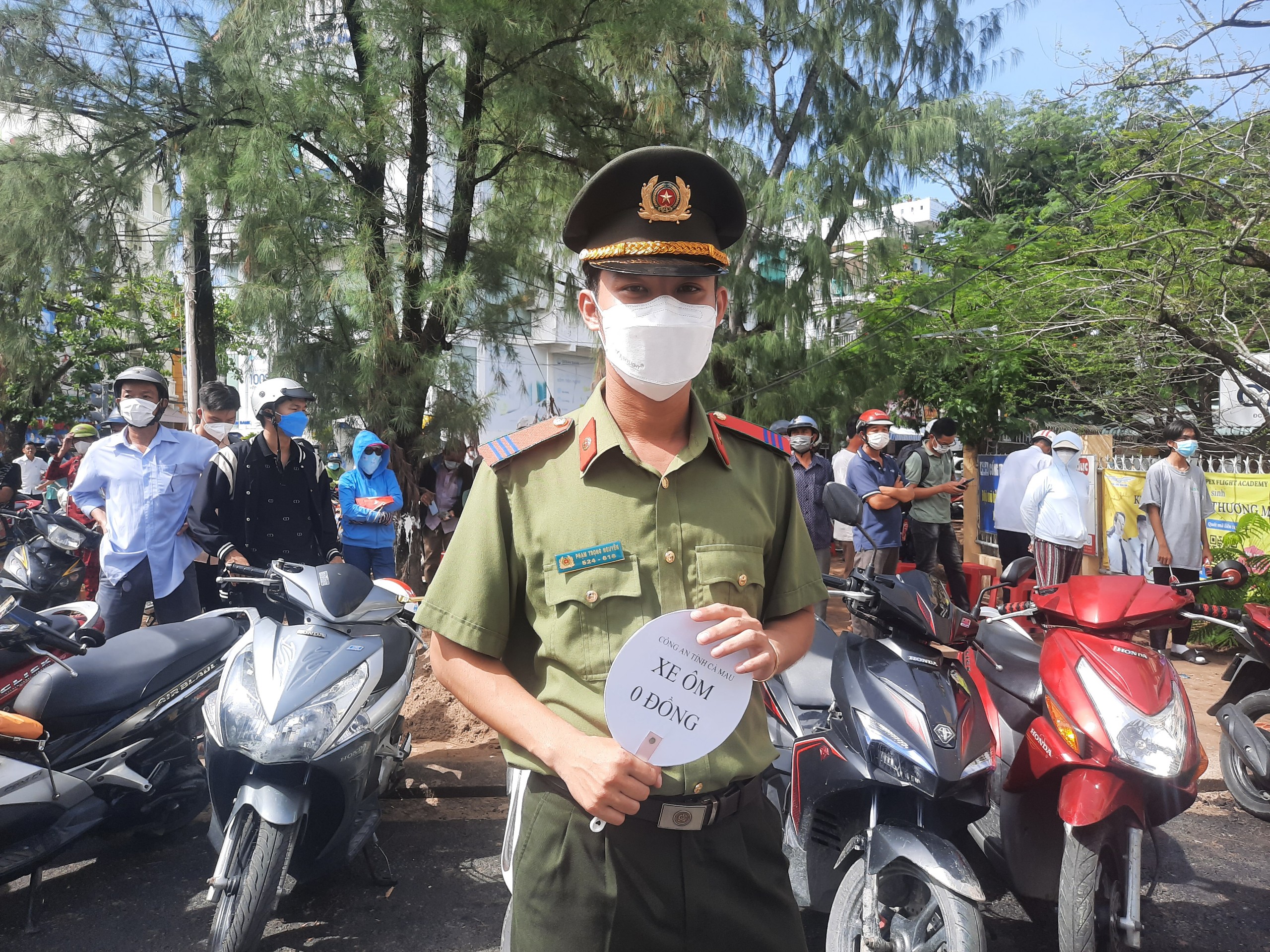 Giáo dục - Thí sinh Cà Mau vui mừng rời phòng thi vì “đoán trúng tủ” (Hình 3).
