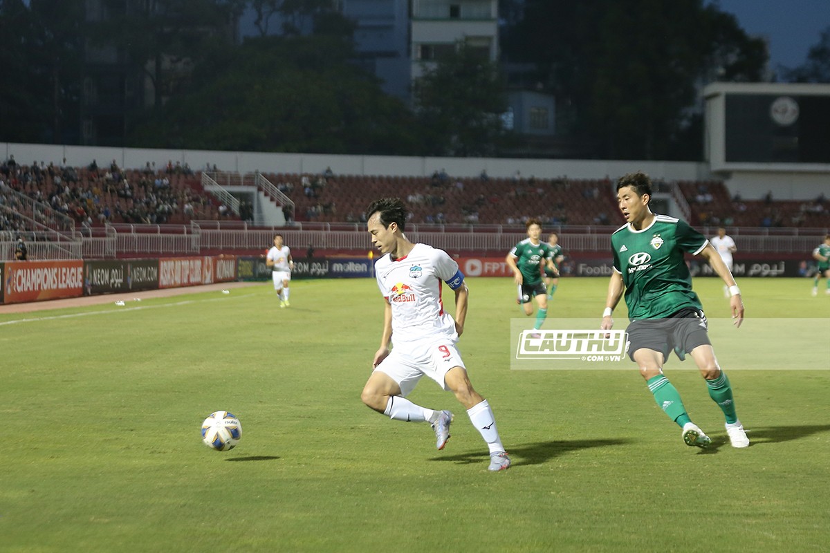 Bóng đá Việt Nam - Va chạm với Hồng Duy, ngôi sao của Jeonbuk rời sân bằng xe cứu thương (Hình 3).